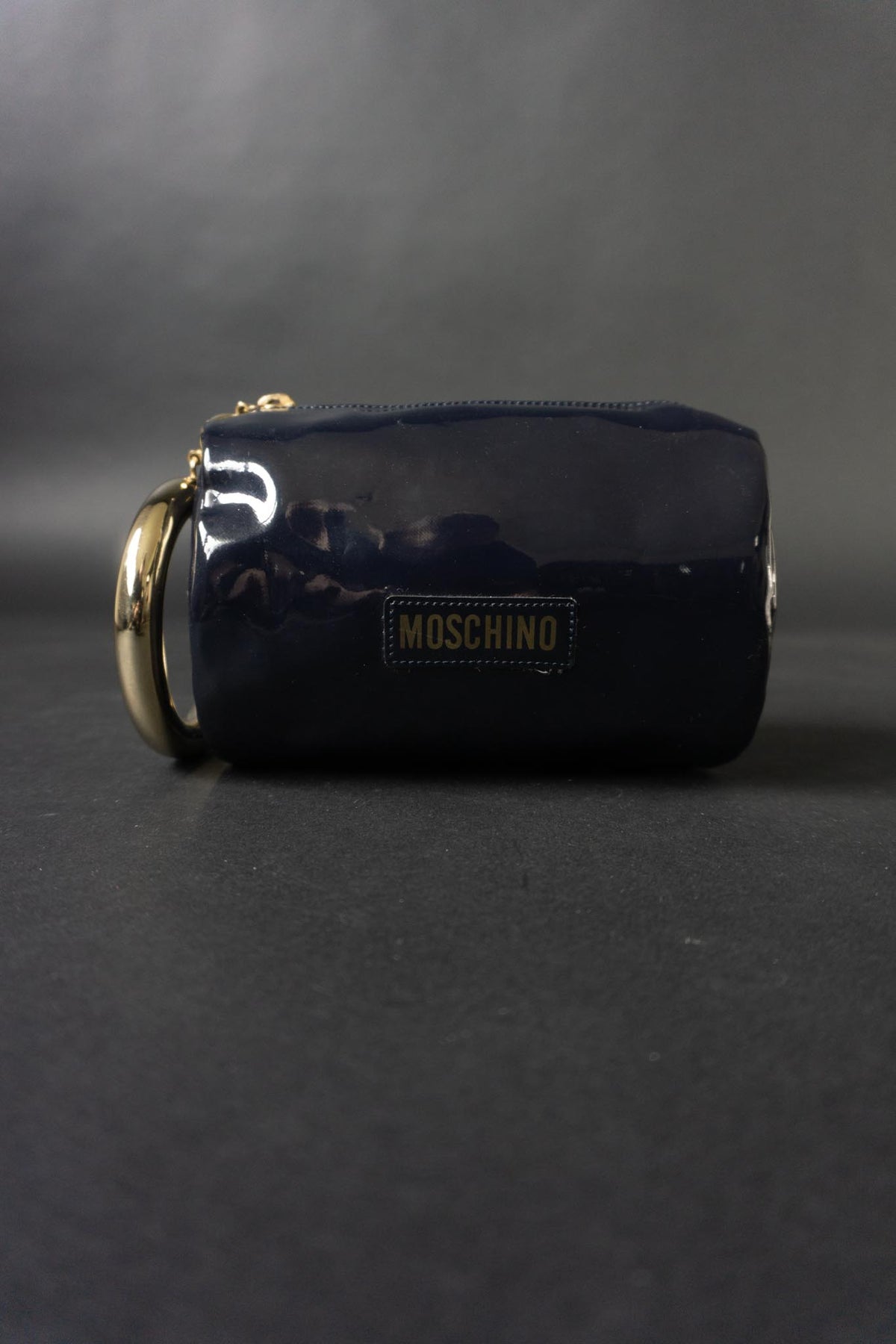 Vintage Moschino Mini Bag aus dunkelblauem Lackleder mit goldenem Armreif | Made in Italy