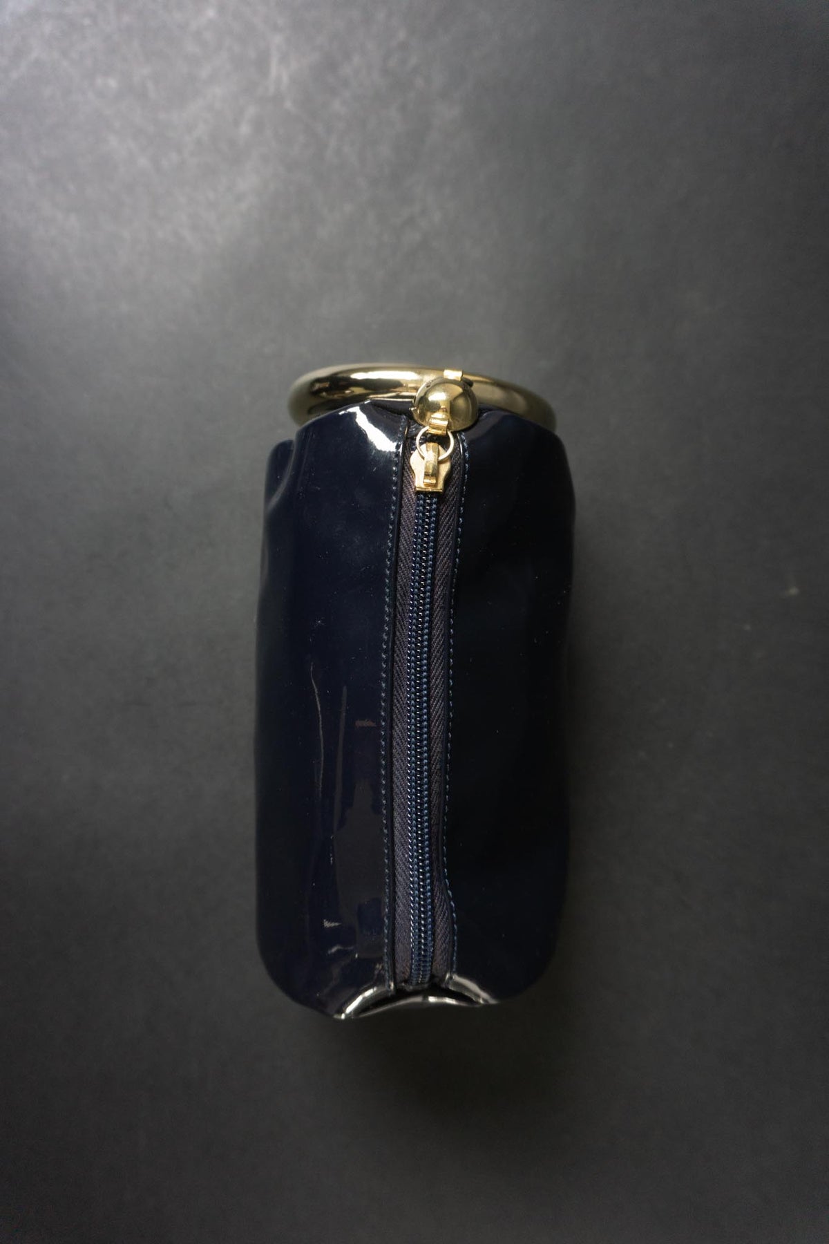 Vintage Moschino Mini Bag aus dunkelblauem Lackleder mit goldenem Armreif | Made in Italy