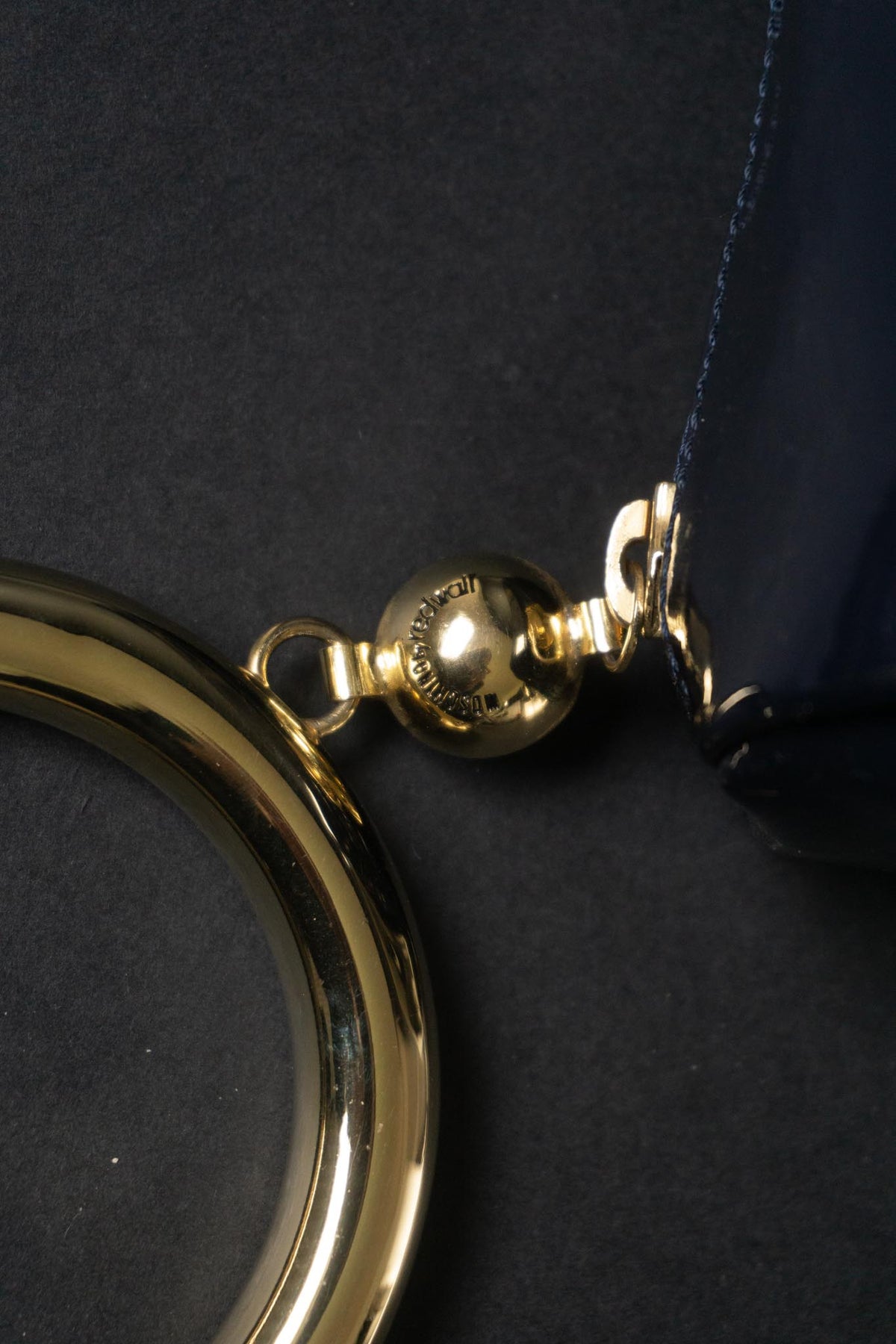 Vintage Moschino Mini Bag aus dunkelblauem Lackleder mit goldenem Armreif | Made in Italy