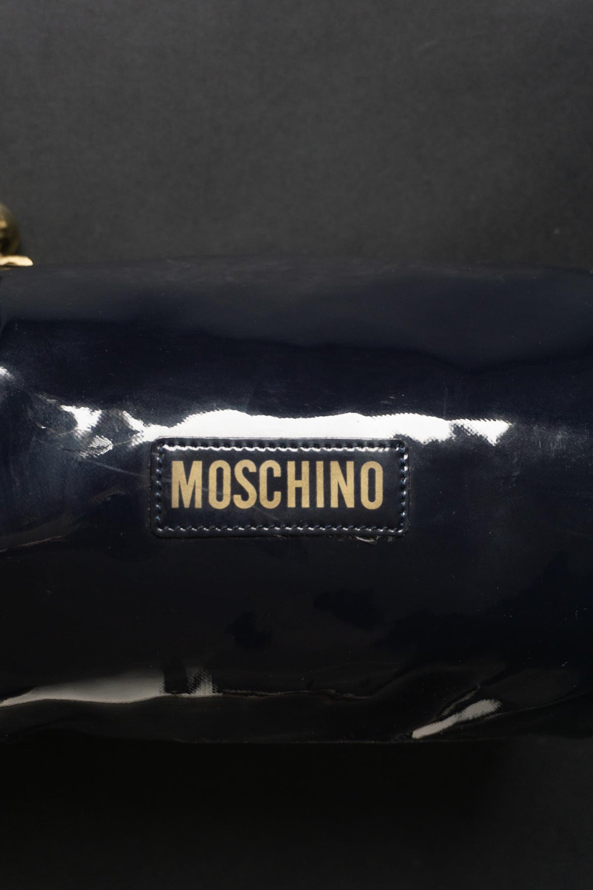 Vintage Moschino Mini Bag aus dunkelblauem Lackleder mit goldenem Armreif | Made in Italy