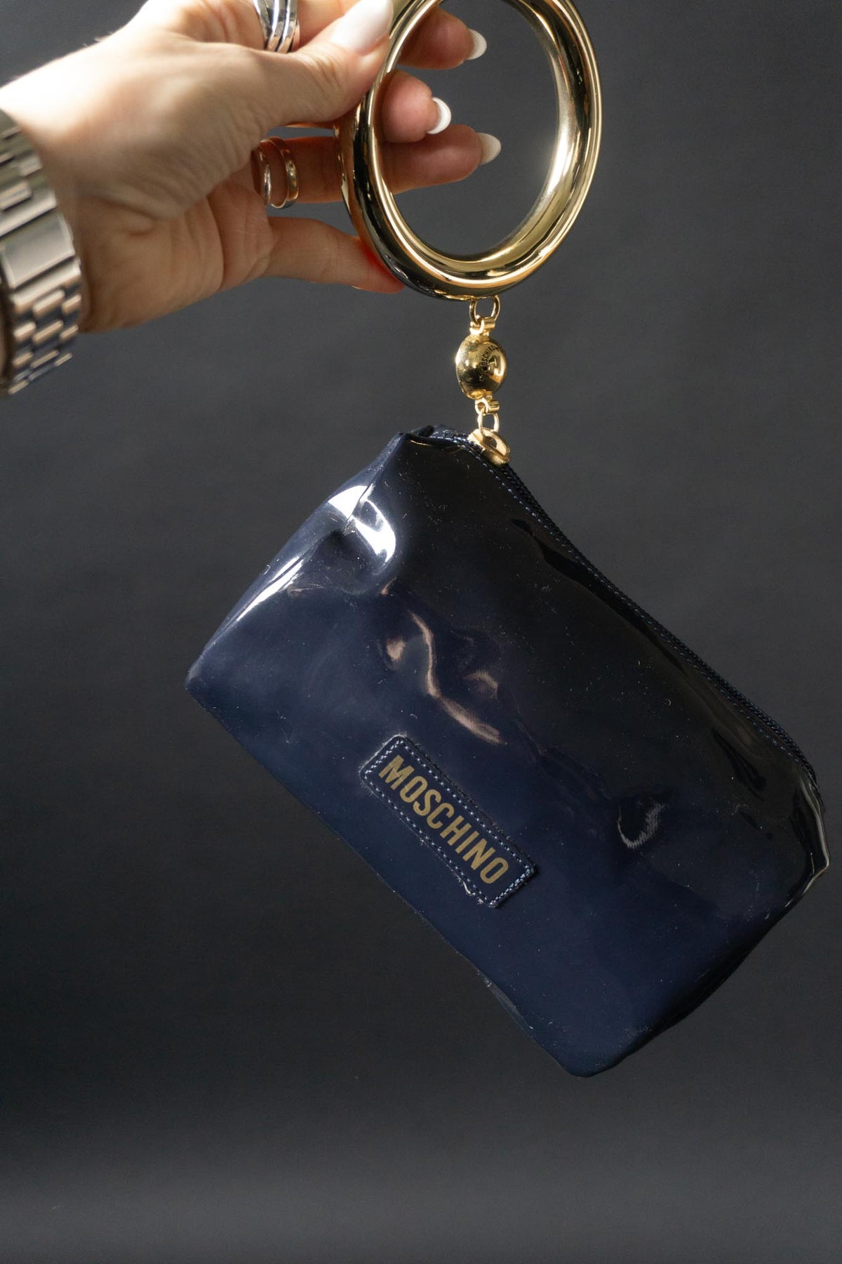 Vintage Moschino Mini Bag aus dunkelblauem Lackleder mit goldenem Armreif | Made in Italy