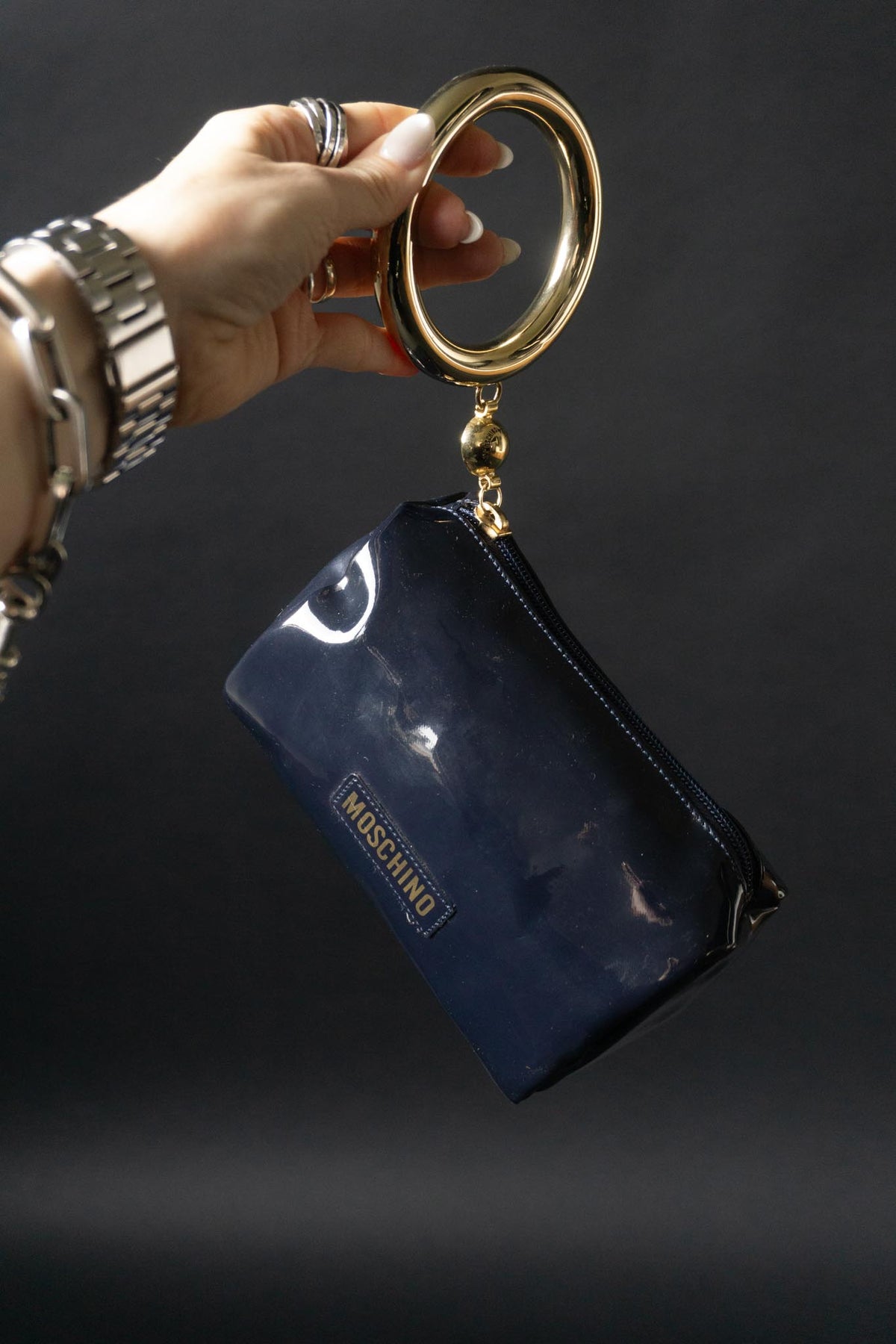 Vintage Moschino Mini Bag aus dunkelblauem Lackleder mit goldenem Armreif | Made in Italy