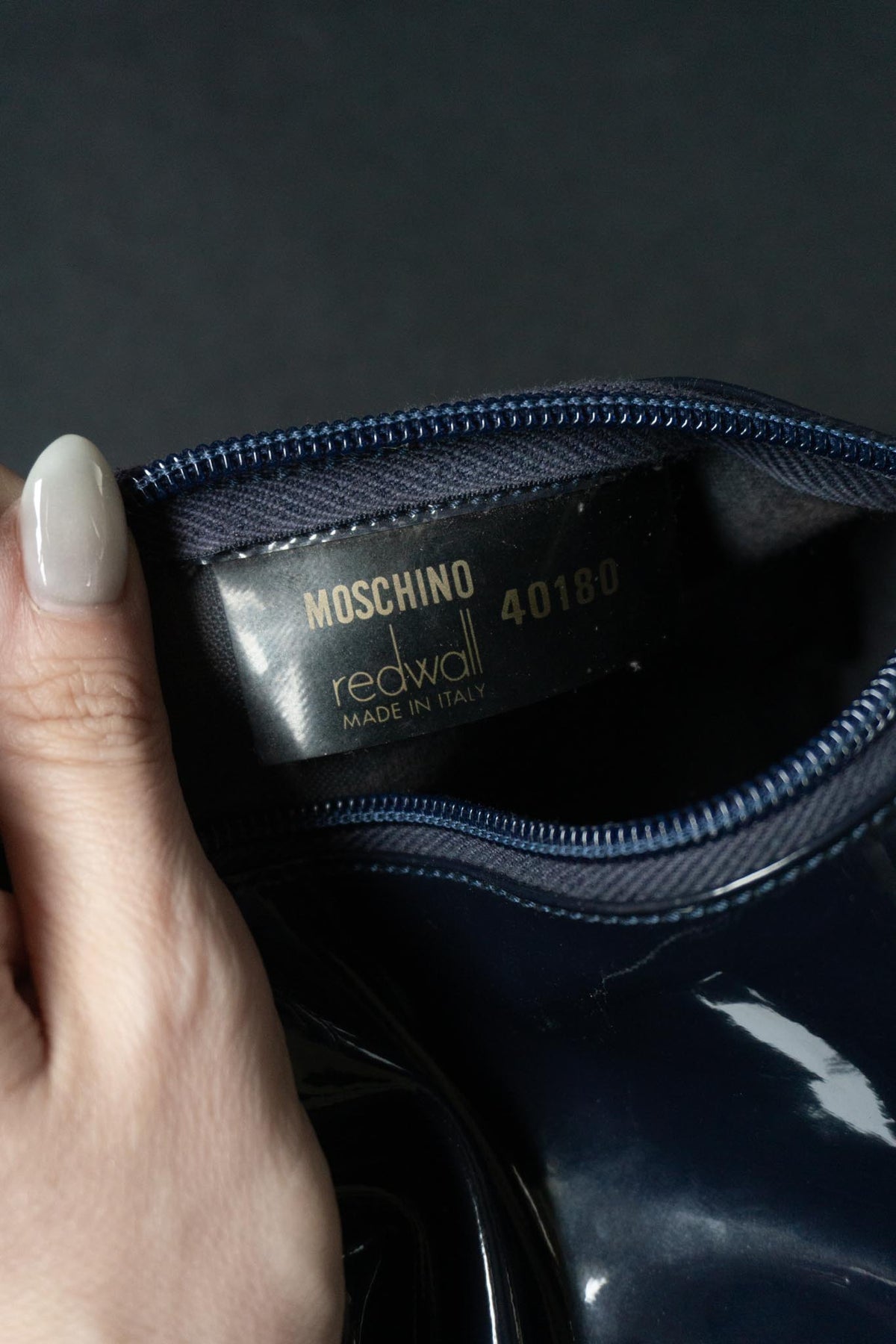 Vintage Moschino Mini Bag aus dunkelblauem Lackleder mit goldenem Armreif | Made in Italy