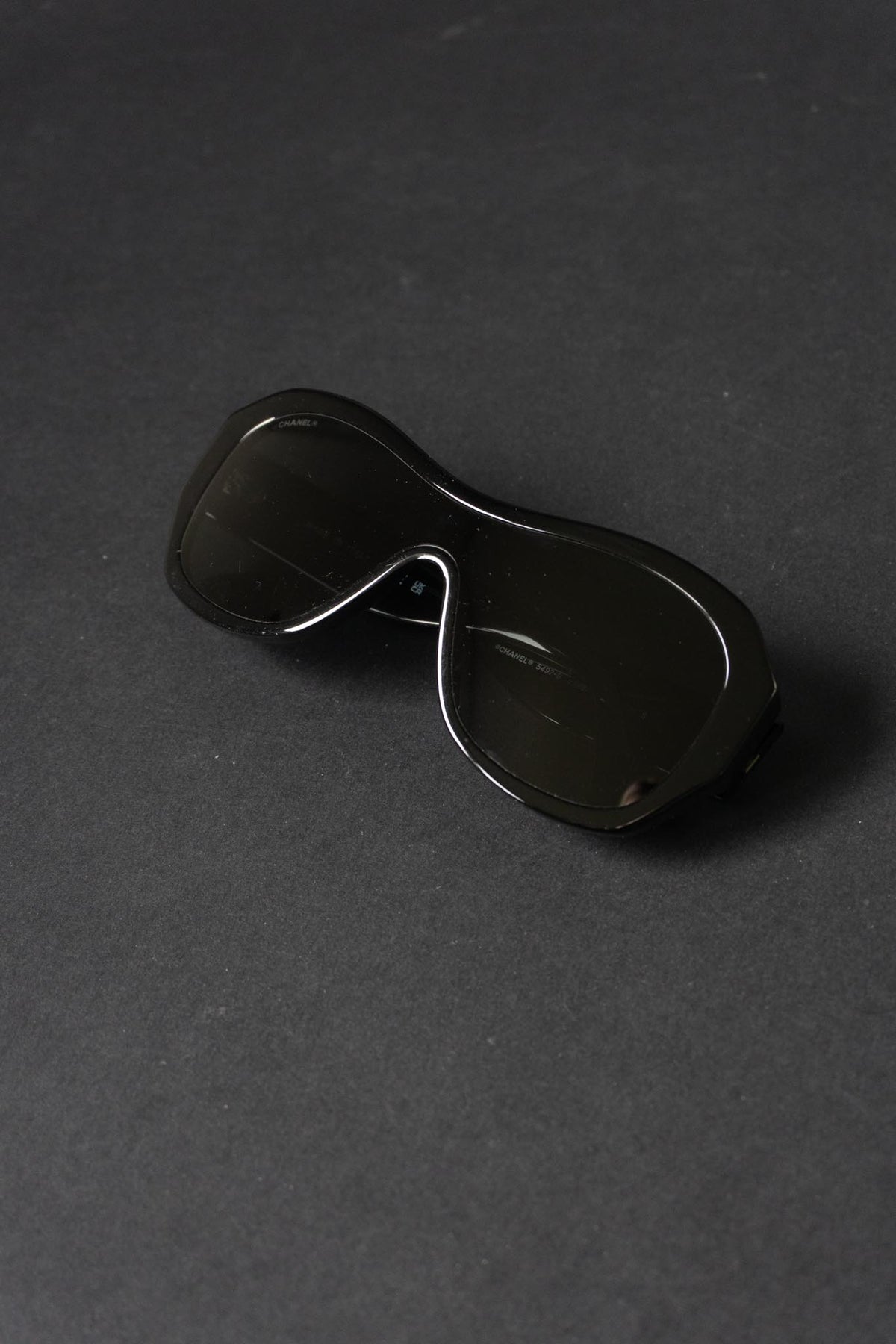 Chanel Shield Sonnenbrille, schwarzer Strass 5497-B