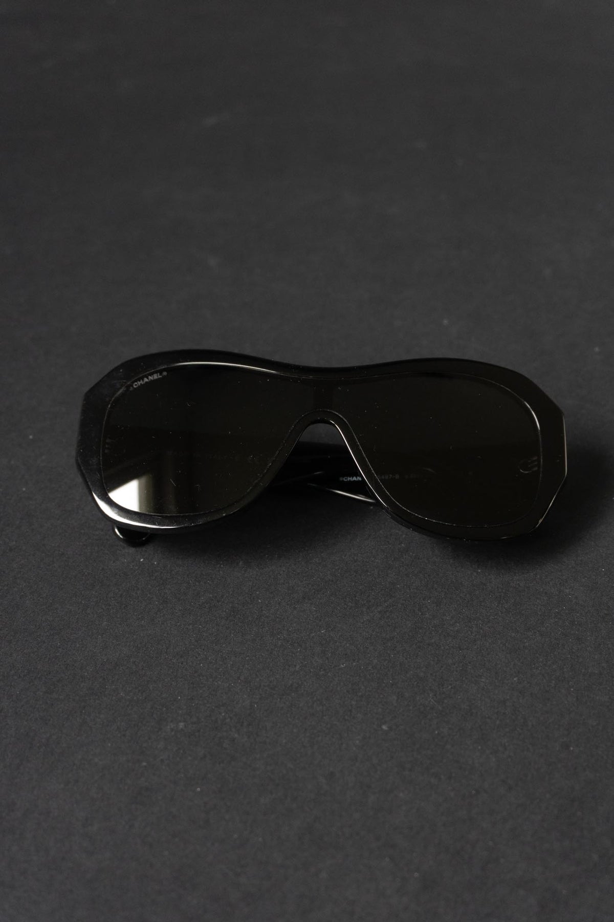 Chanel Shield Sonnenbrille, schwarzer Strass 5497-B