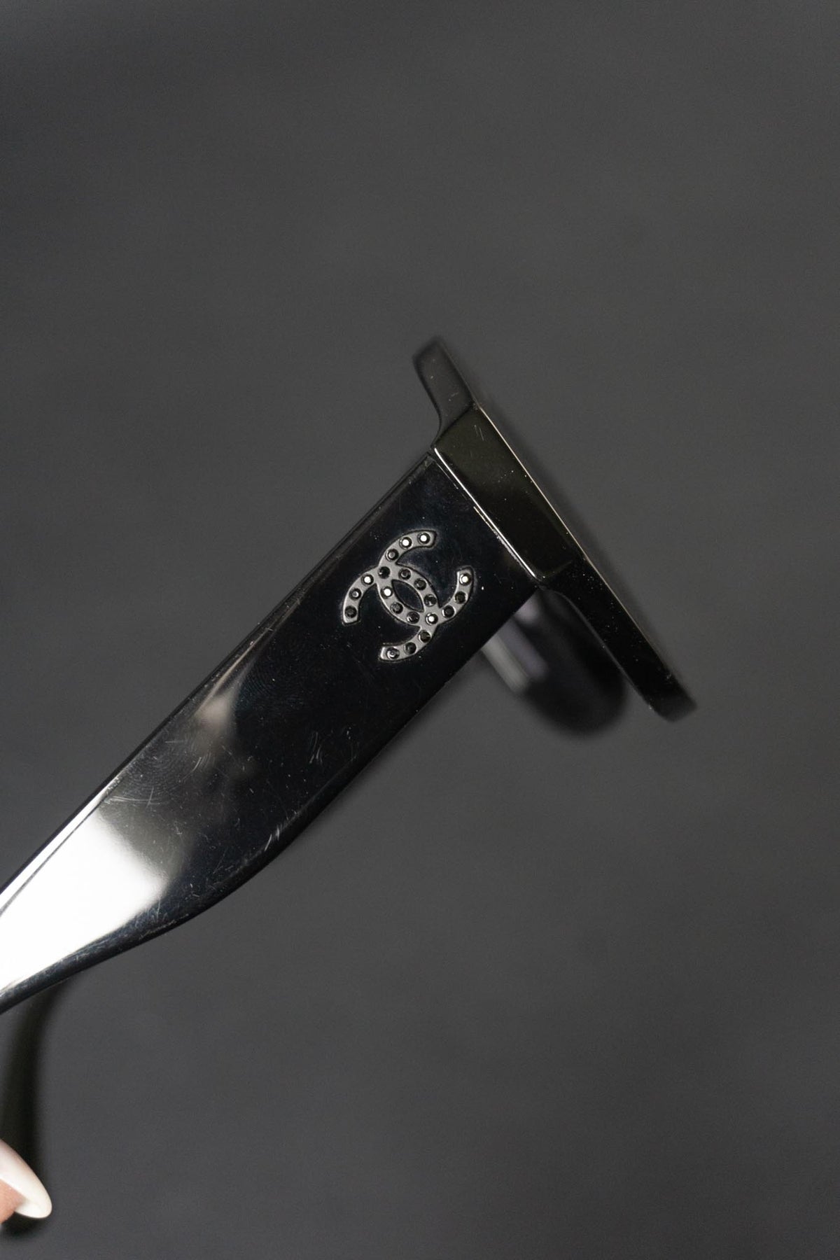 Chanel Shield Sonnenbrille, schwarzer Strass 5497-B