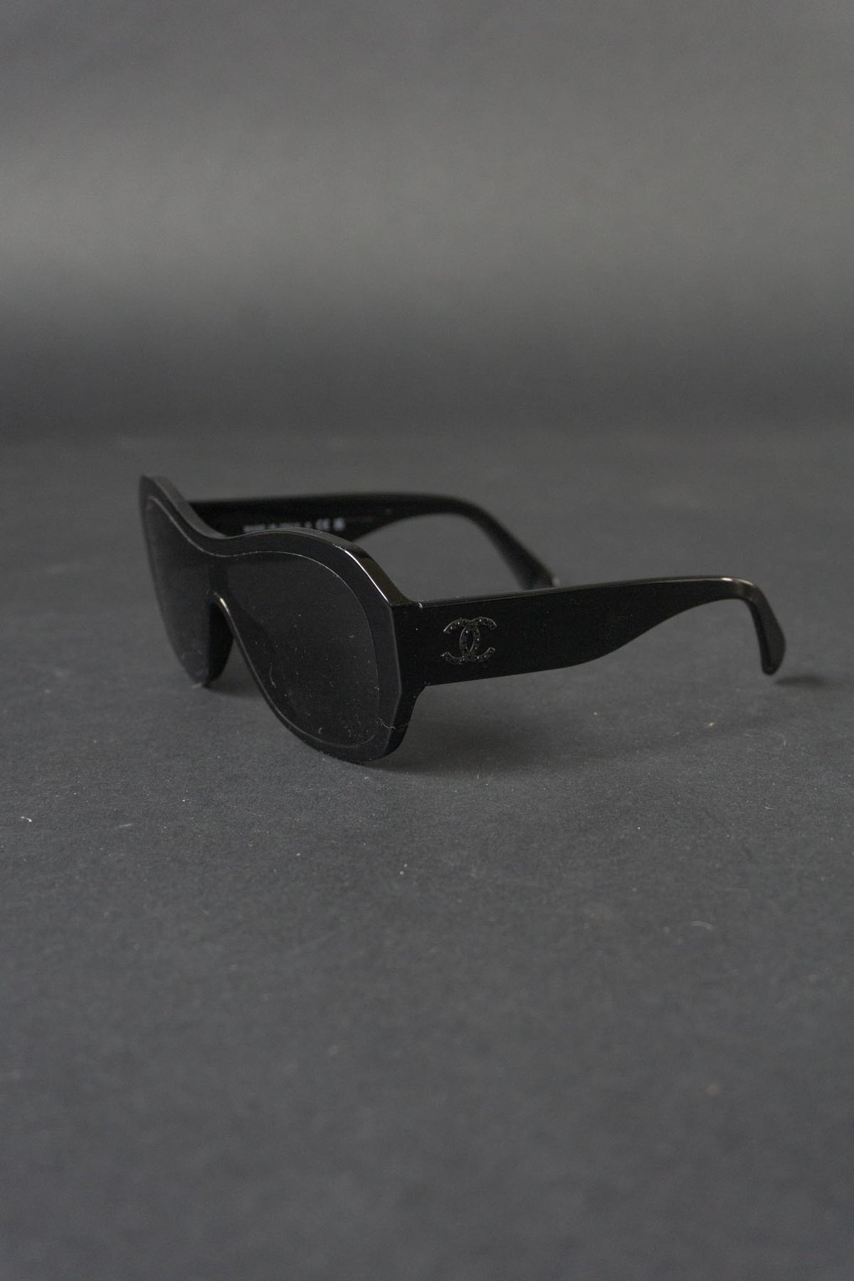 Chanel Shield Sonnenbrille, schwarzer Strass 5497-B