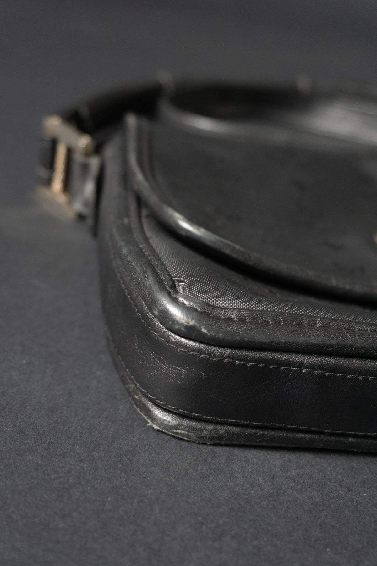 Vintage MCM Umhängetasche aus den 80er Jahren | Schwarze Monogram Lederhandtasche