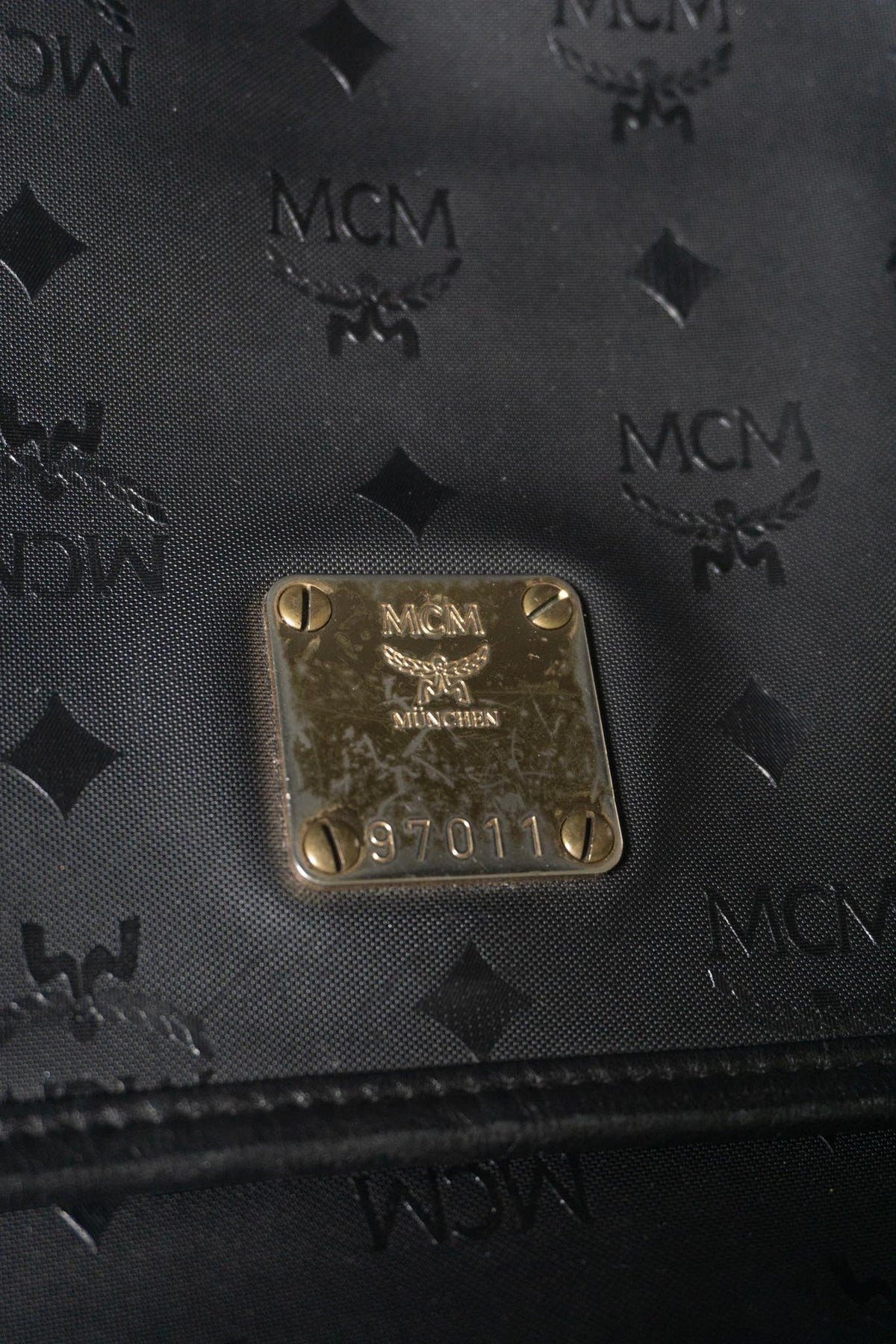 Vintage MCM Umhängetasche aus den 80er Jahren | Schwarze Monogram Lederhandtasche