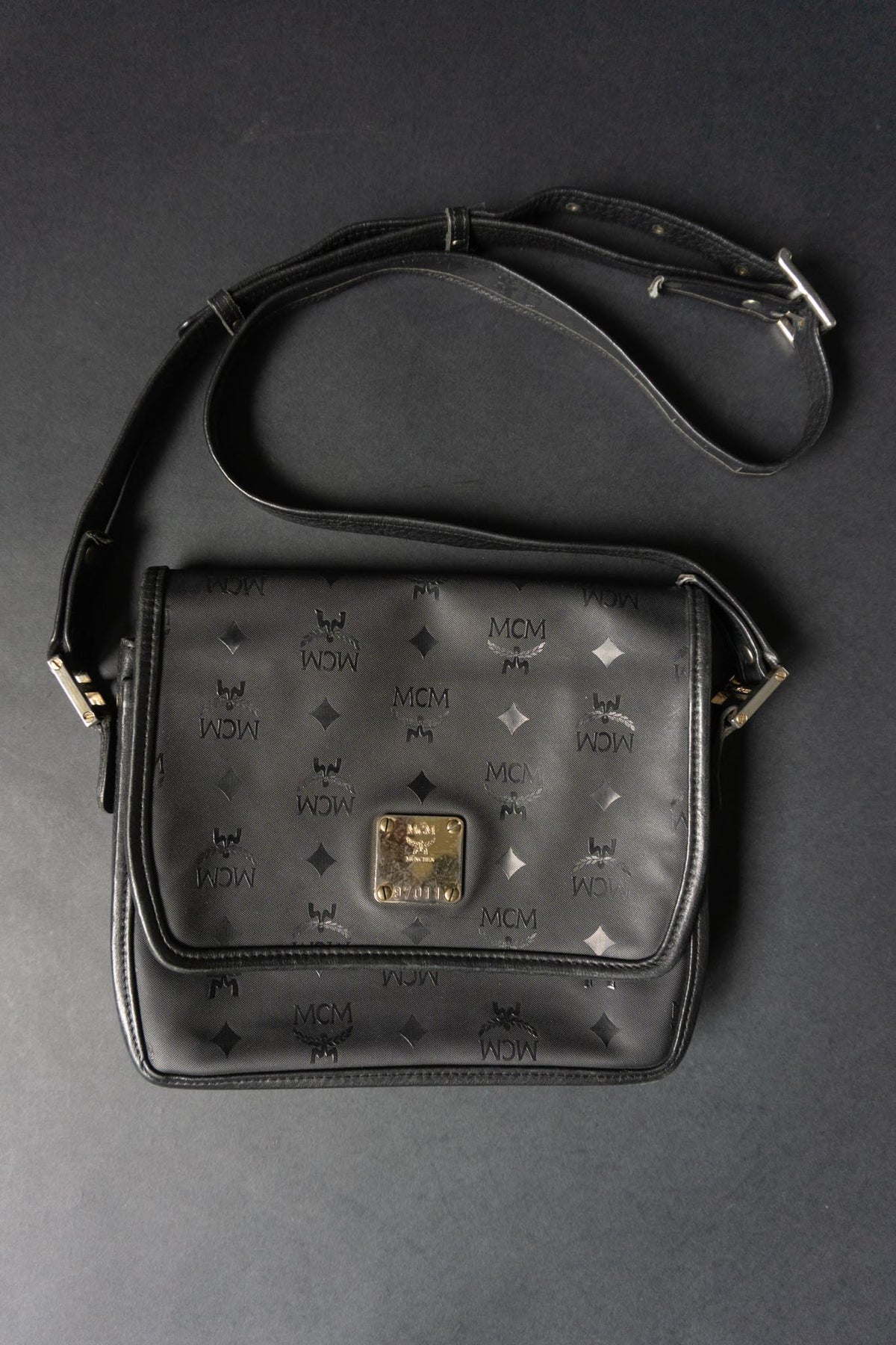 Vintage MCM Umhängetasche aus den 80er Jahren | Schwarze Monogram Lederhandtasche