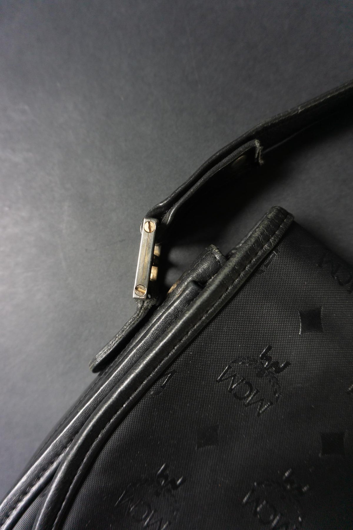 Vintage MCM Umhängetasche aus den 80er Jahren | Schwarze Monogram Lederhandtasche