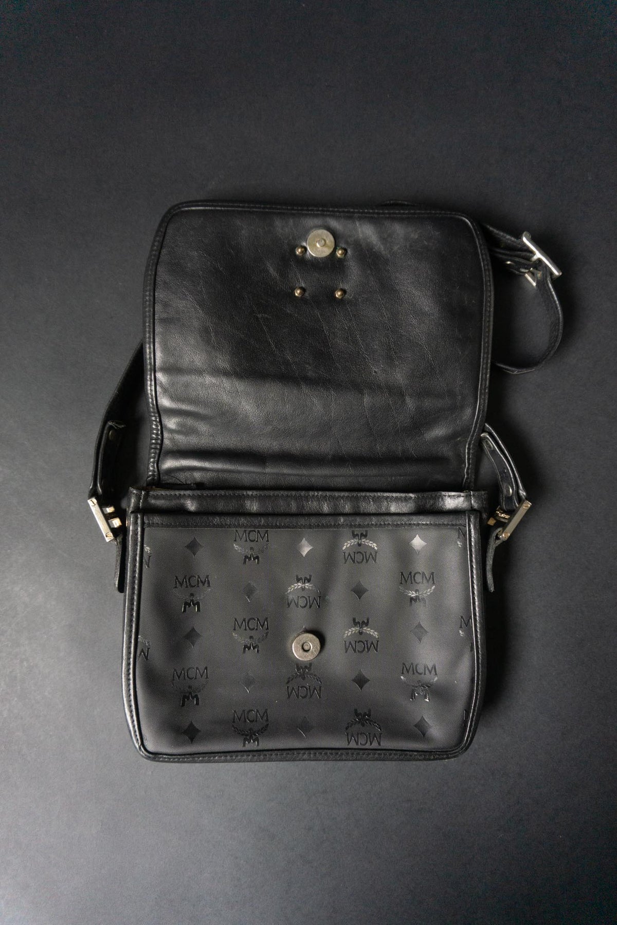 Vintage MCM Umhängetasche aus den 80er Jahren | Schwarze Monogram Lederhandtasche