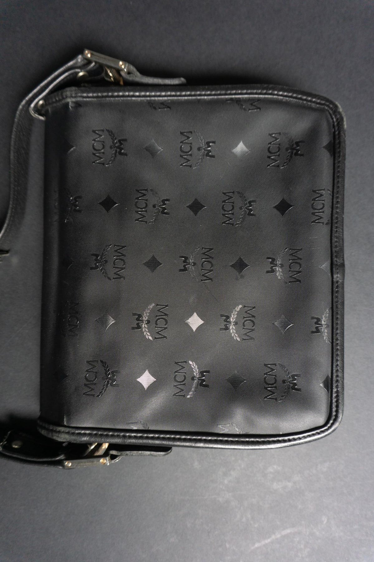 Vintage MCM Umhängetasche aus den 80er Jahren | Schwarze Monogram Lederhandtasche