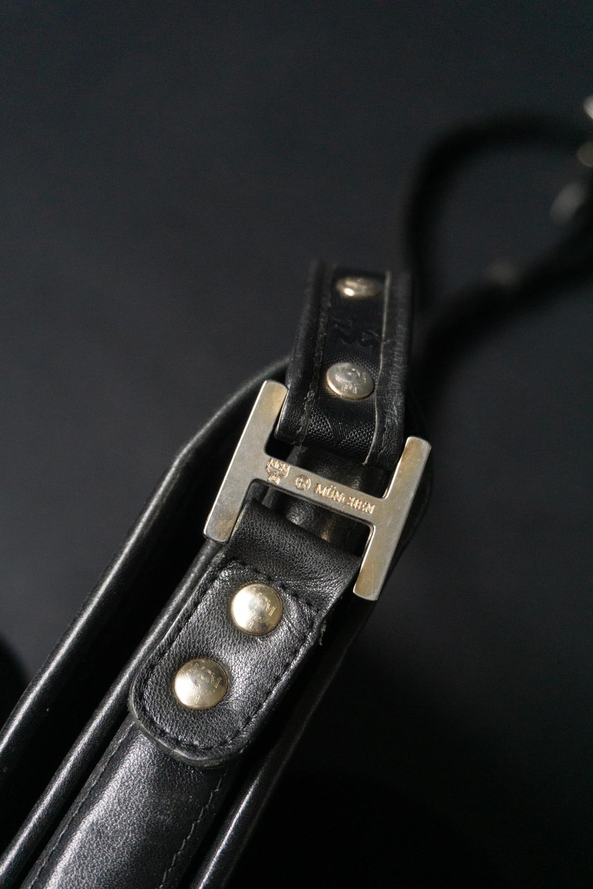 Vintage MCM Umhängetasche aus den 80er Jahren | Schwarze Monogram Lederhandtasche