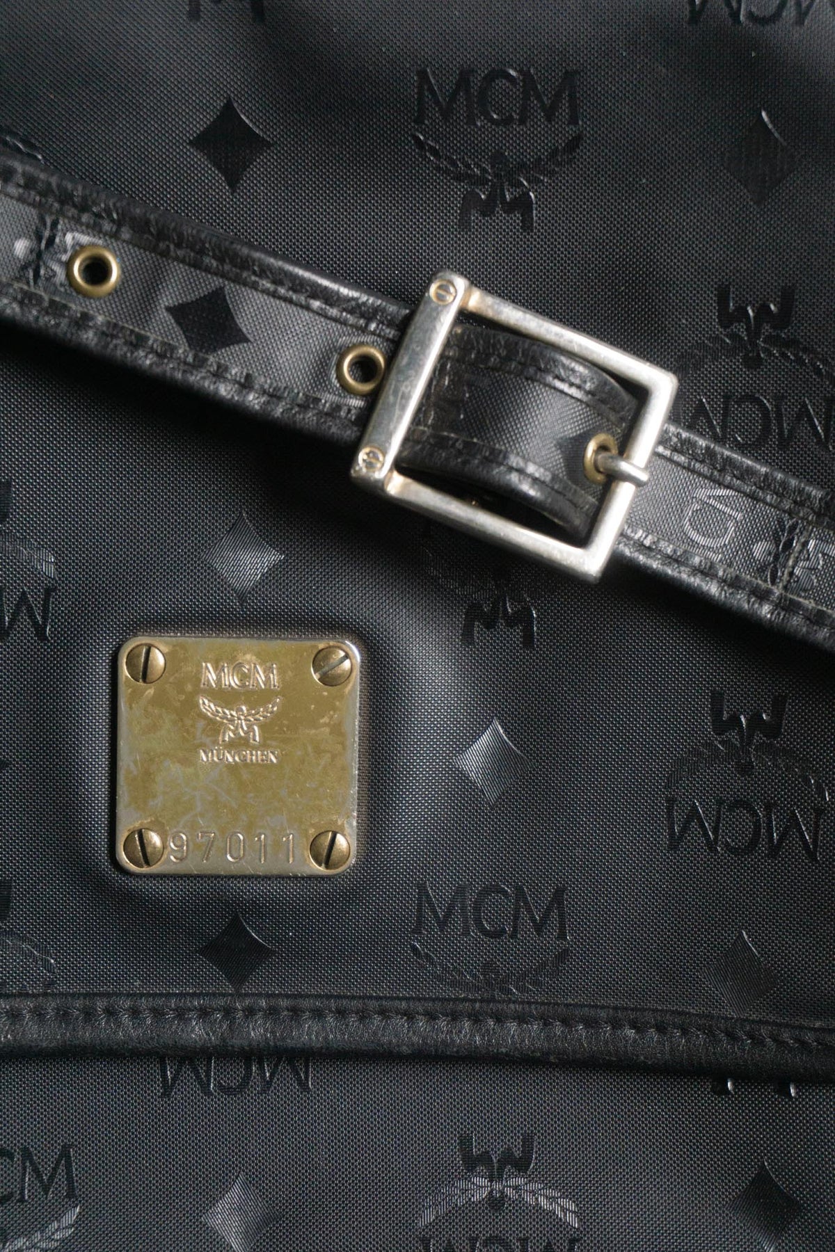 Vintage MCM Umhängetasche aus den 80er Jahren | Schwarze Monogram Lederhandtasche