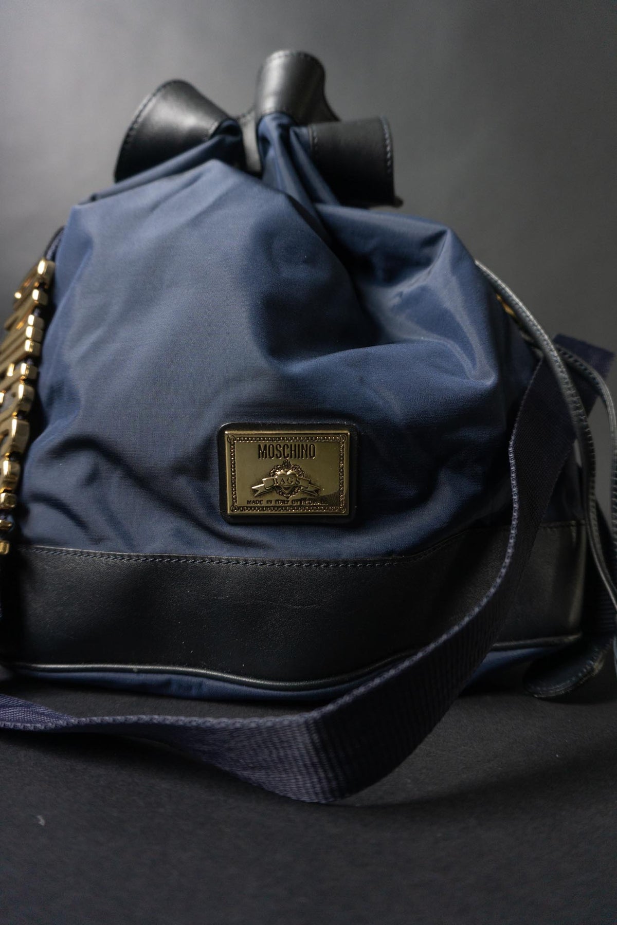 Vintage Moschino 90s Bucket Bag aus Nylon und Leder