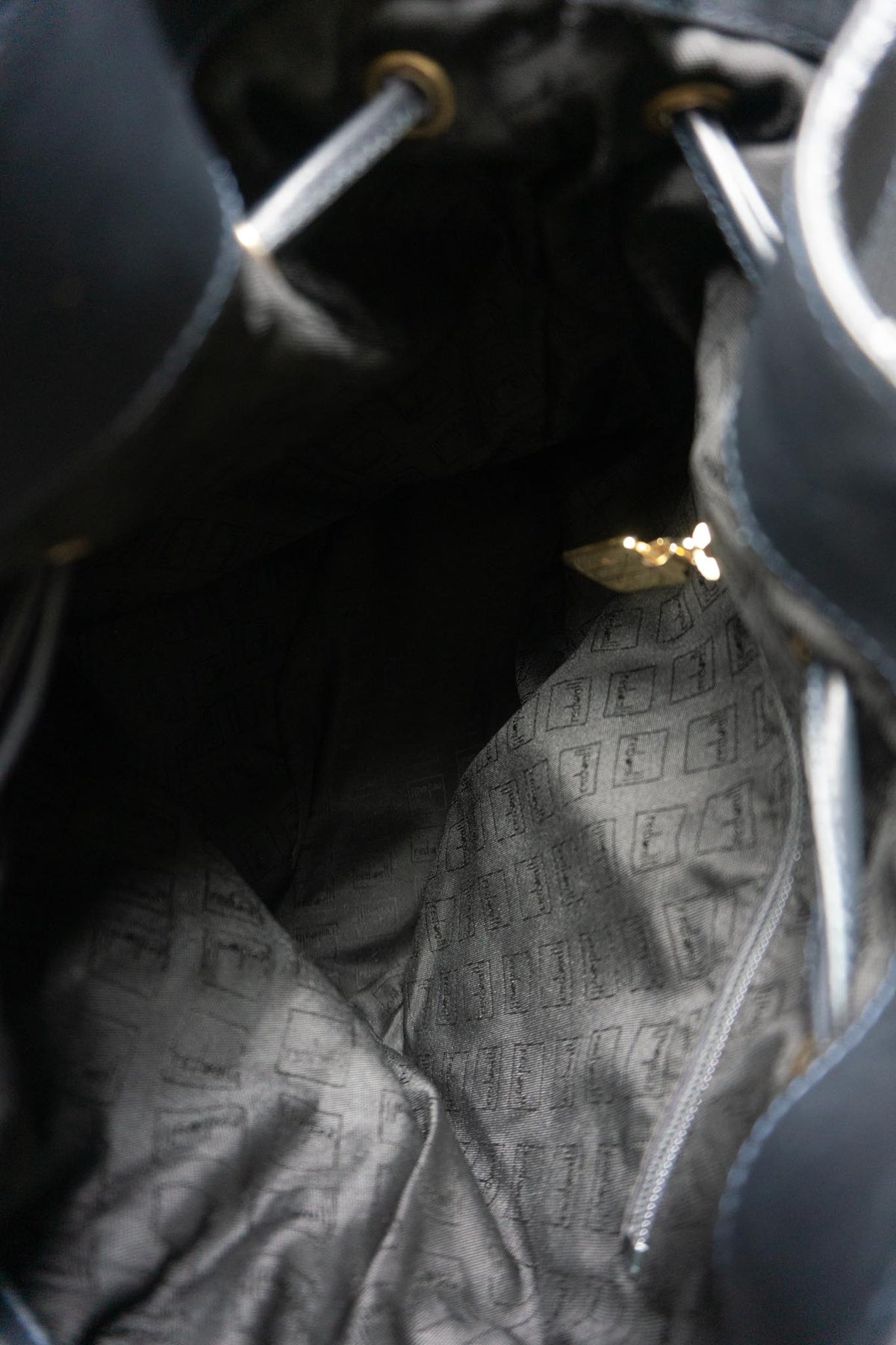 Vintage Moschino 90s Bucket Bag aus Nylon und Leder