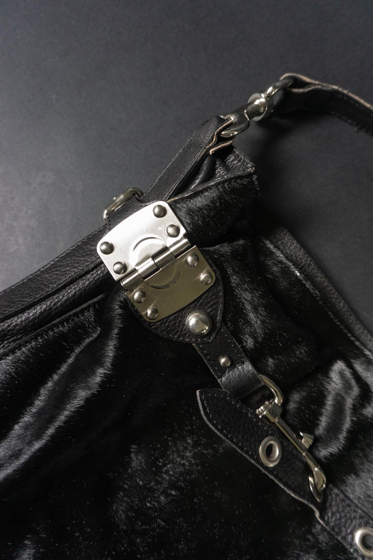 Vintage Gothic Shopper aus schwarzem Ponyfell und Leder | Y2K Shoulder Bag