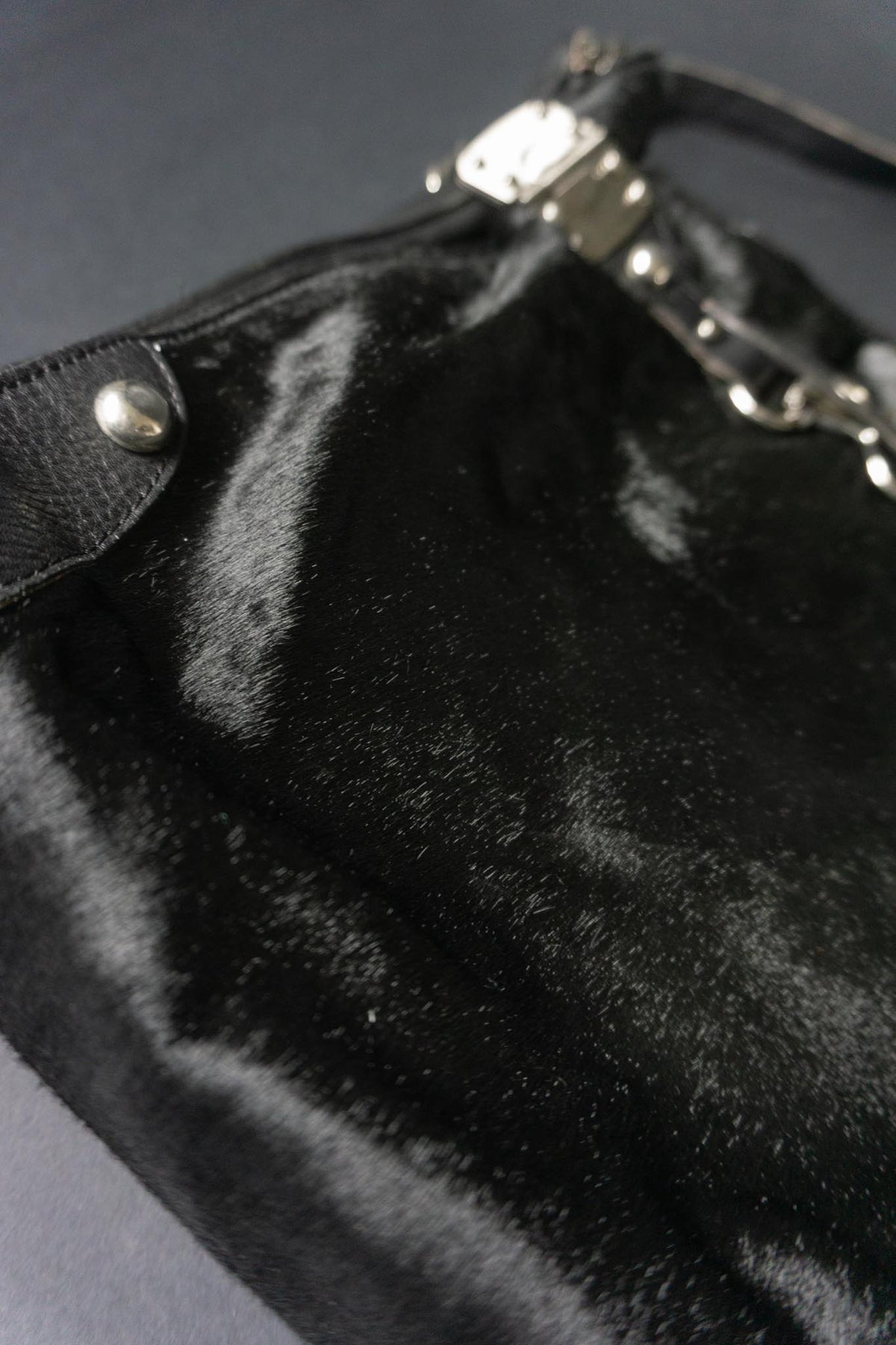 Vintage Gothic Shopper aus schwarzem Ponyfell und Leder | Y2K Shoulder Bag