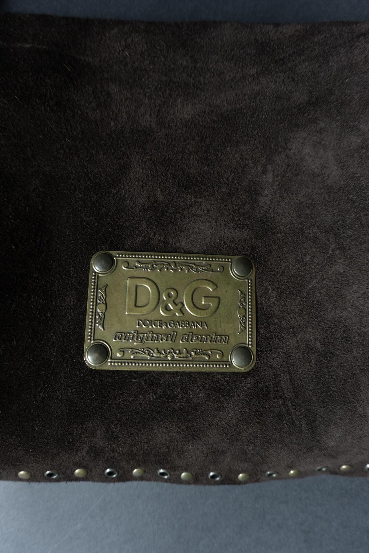 Vintage D&G Dolce & Gabbana Wildledertasche in Dunkelbraun mit Nieten | Y2K Gothic Shoulder Bag