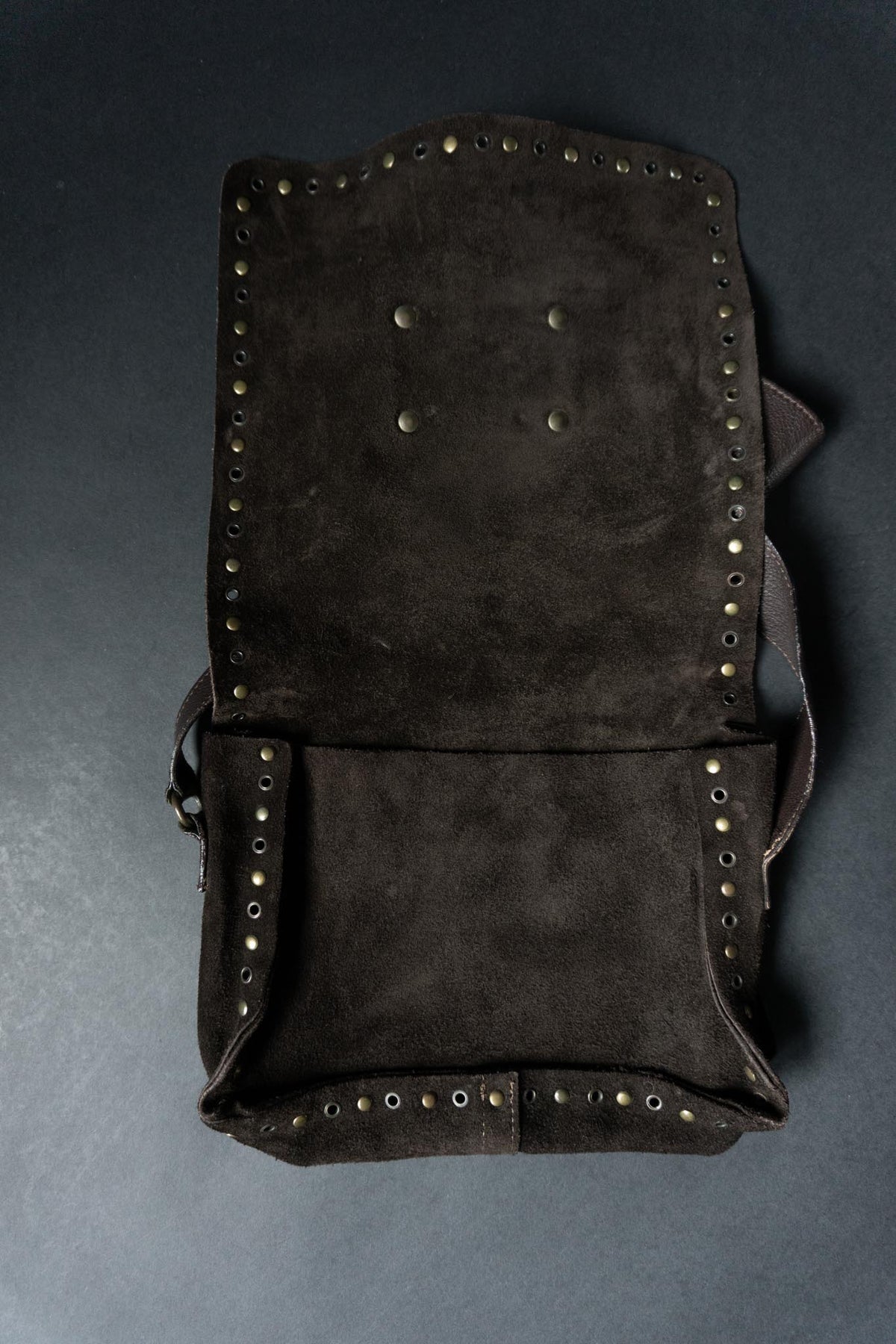 Vintage D&G Dolce & Gabbana Wildledertasche in Dunkelbraun mit Nieten | Y2K Gothic Shoulder Bag