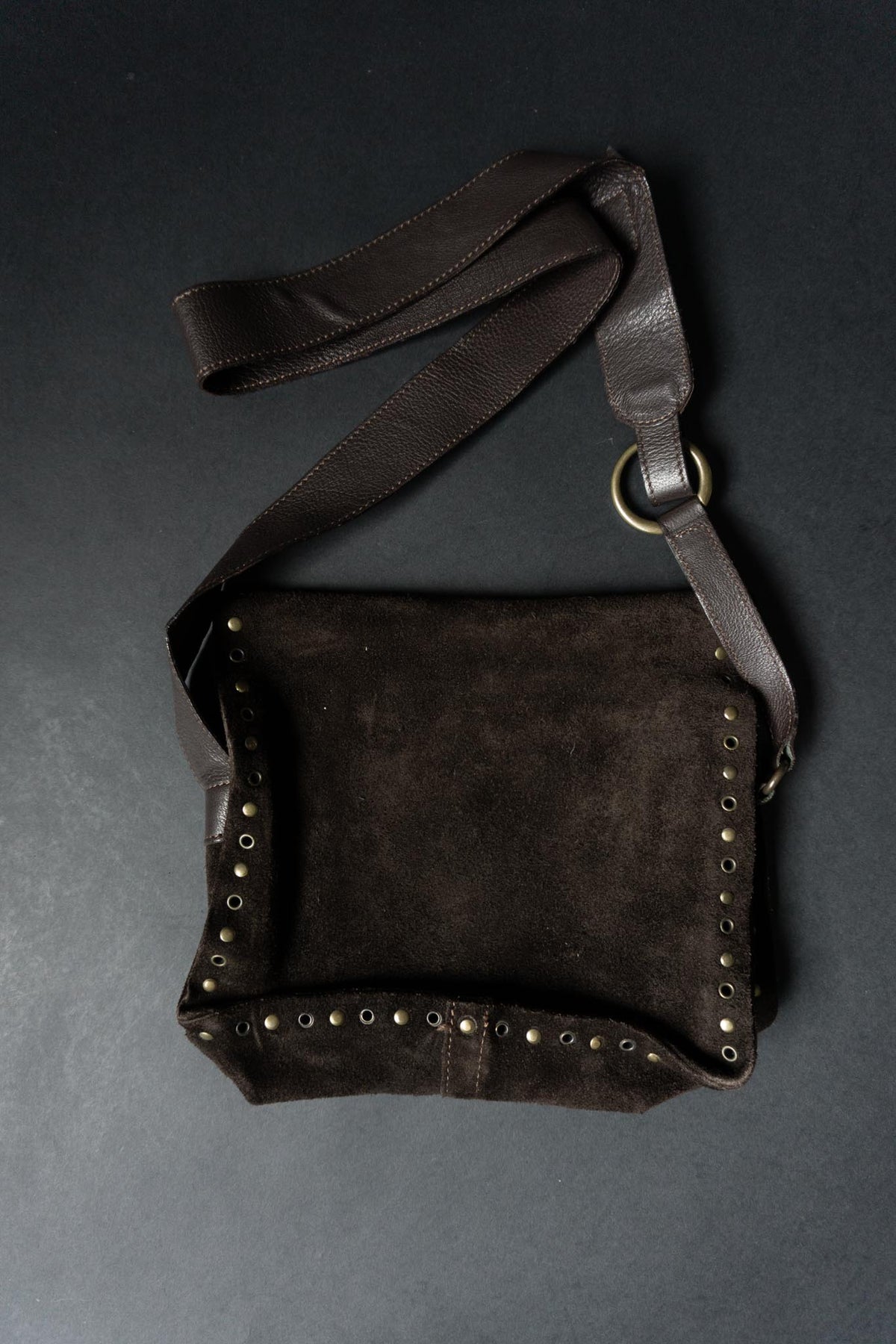 Vintage D&G Dolce & Gabbana Wildledertasche in Dunkelbraun mit Nieten | Y2K Gothic Shoulder Bag