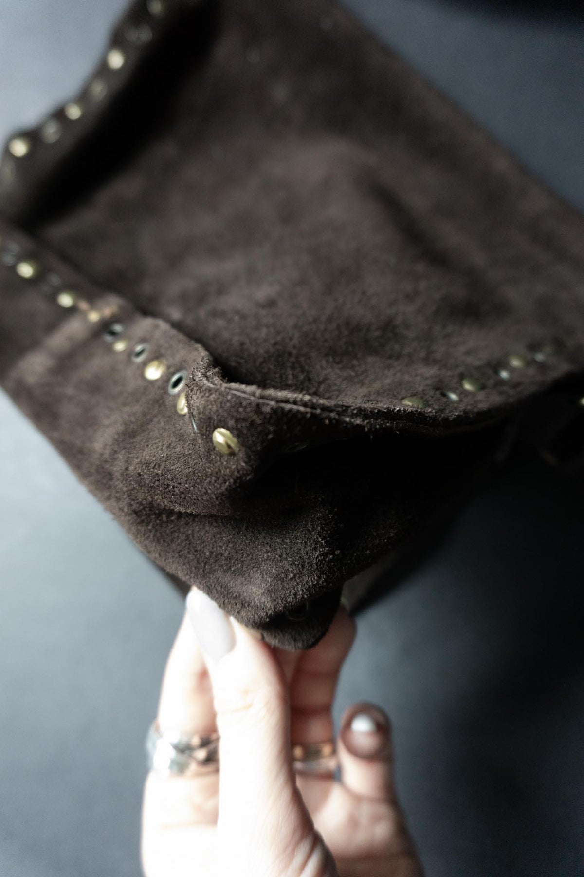 Vintage D&G Dolce & Gabbana Wildledertasche in Dunkelbraun mit Nieten | Y2K Gothic Shoulder Bag
