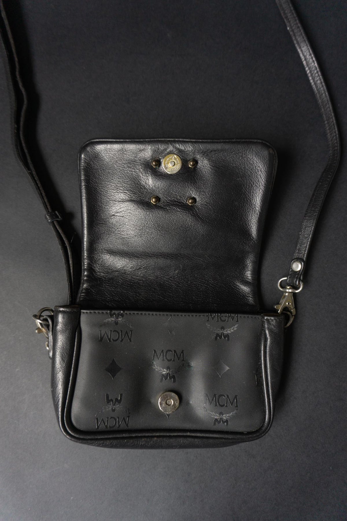 MCM Vintage Mini Bag aus den 80er Jahren | Schwarze Visetos Monogram Crossbody Tasche
