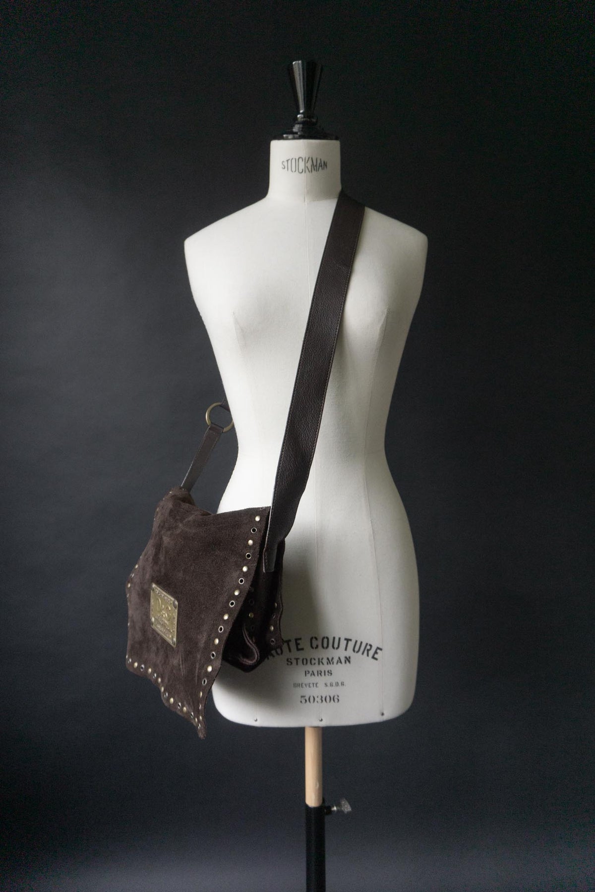 Vintage D&G Dolce & Gabbana Wildledertasche in Dunkelbraun mit Nieten | Y2K Gothic Shoulder Bag