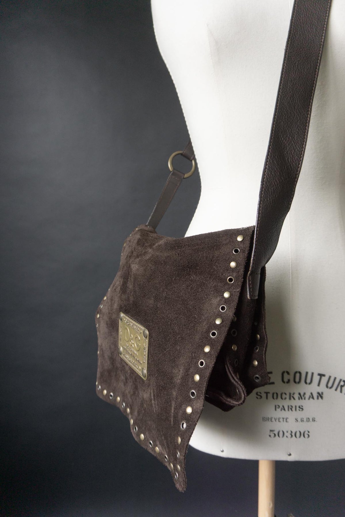 Vintage D&G Dolce & Gabbana Wildledertasche in Dunkelbraun mit Nieten | Y2K Gothic Shoulder Bag