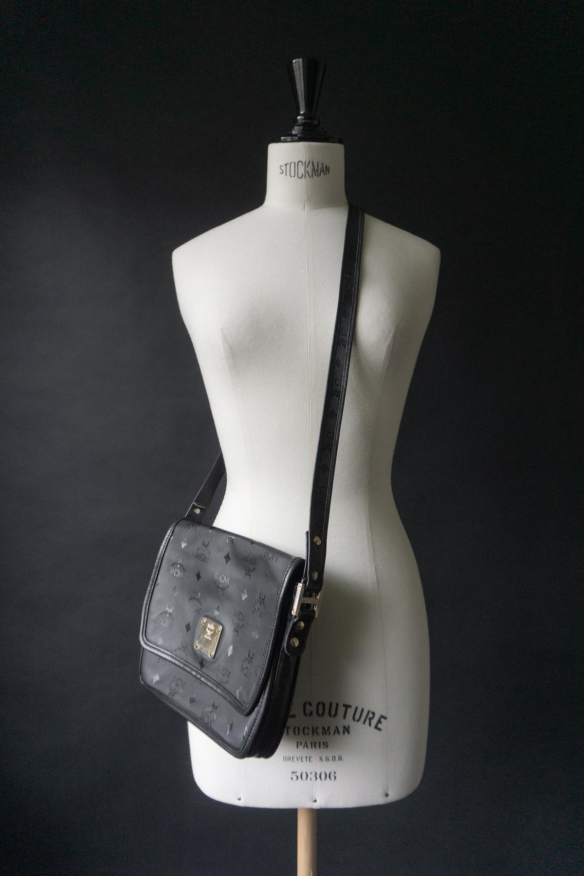 Vintage MCM Umhängetasche aus den 80er Jahren | Schwarze Monogram Lederhandtasche