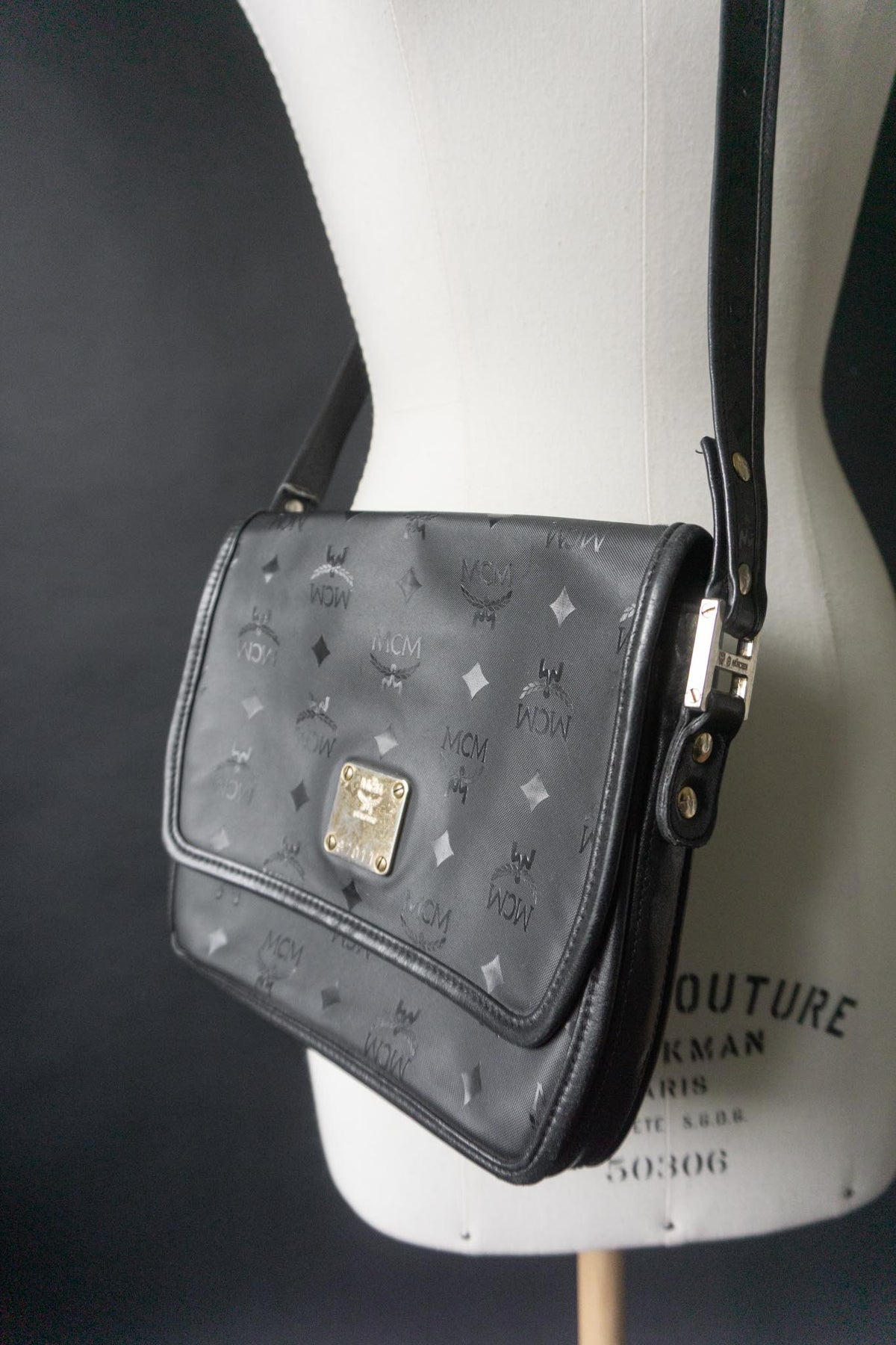 Vintage MCM Umhängetasche aus den 80er Jahren | Schwarze Monogram Lederhandtasche