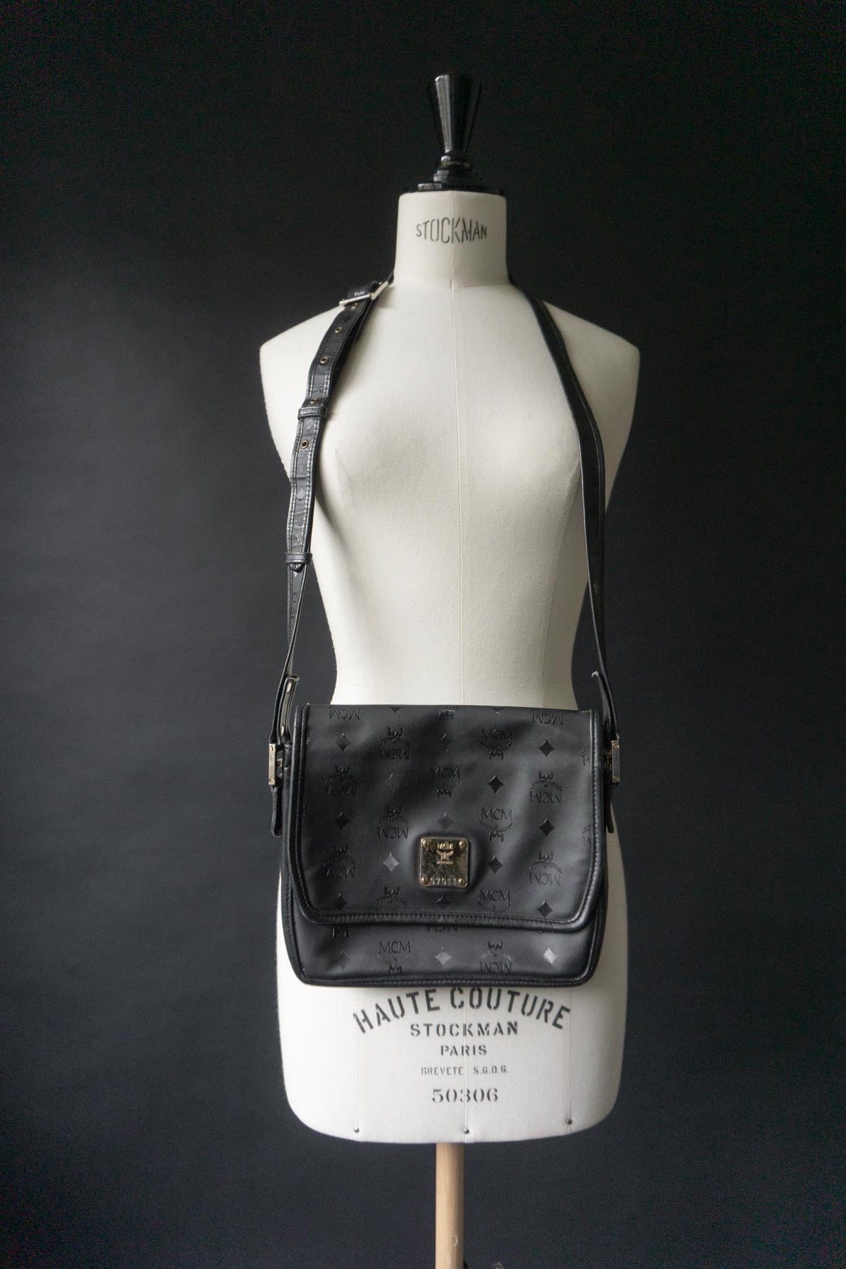 Vintage MCM Umhängetasche aus den 80er Jahren | Schwarze Monogram Lederhandtasche