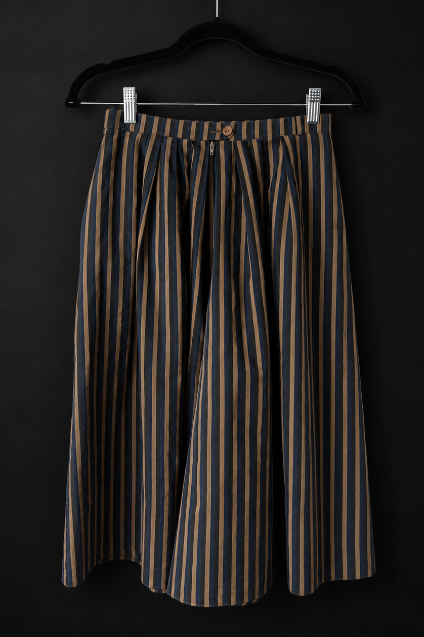 Vintage Bermuda Culotte aus Baumwolle mit weitem Bein und blau-braunem Streifenmuster in Rock-Optik.
