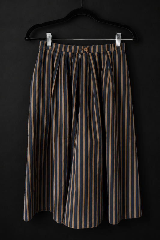 Vintage Bermuda Culotte aus Baumwolle mit weitem Bein und blau-braunem Streifenmuster in Rock-Optik.