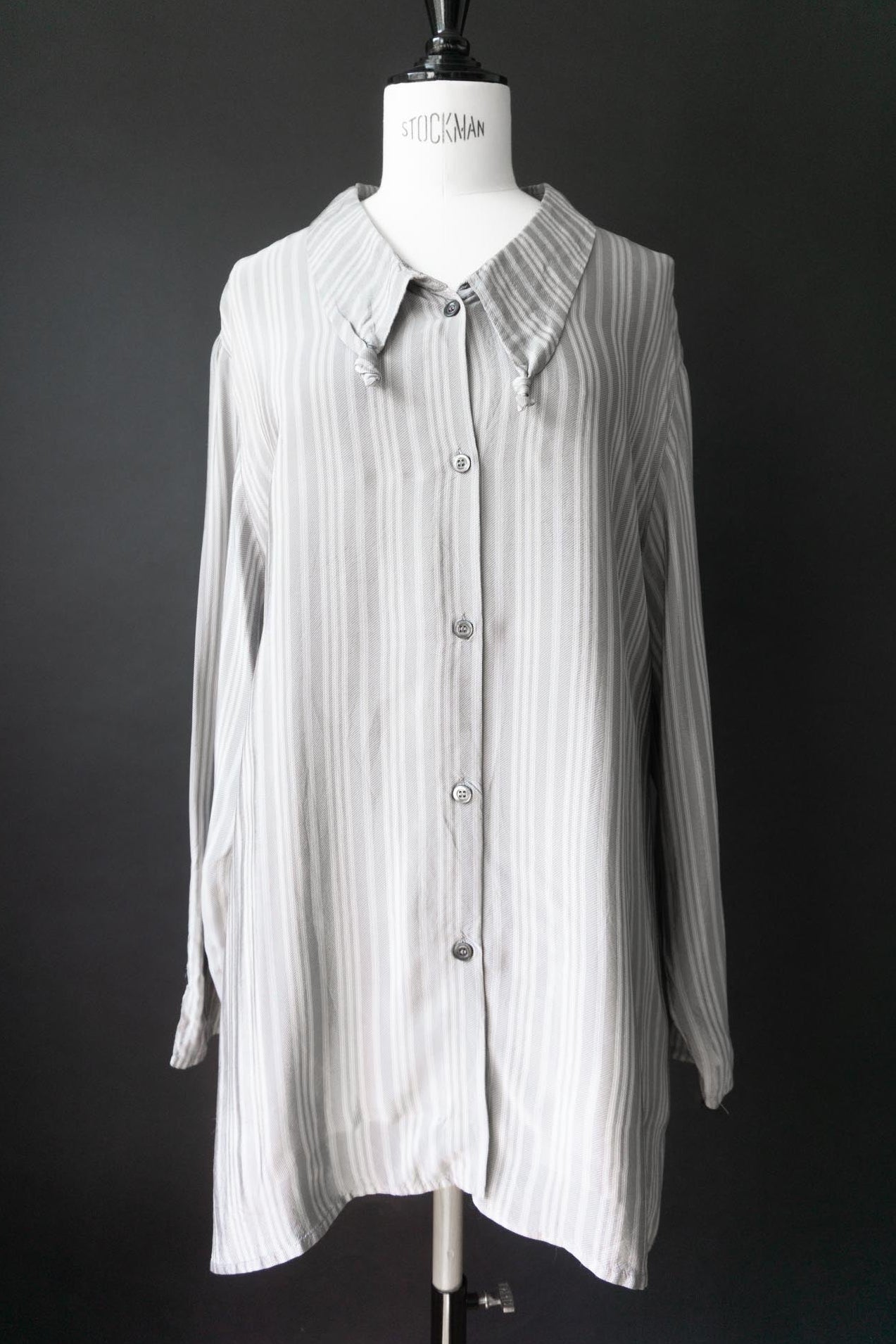 Grau weiß gestreifte Vintage Bluse aus Viskose mit weitem Schnitt und geknotetem Avantgarde Kragen