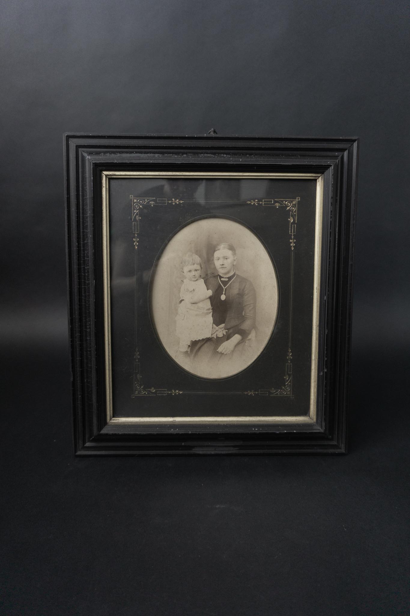 Antikes Porträt im originalen schwarzen Rahmen | ca. 1880–1900