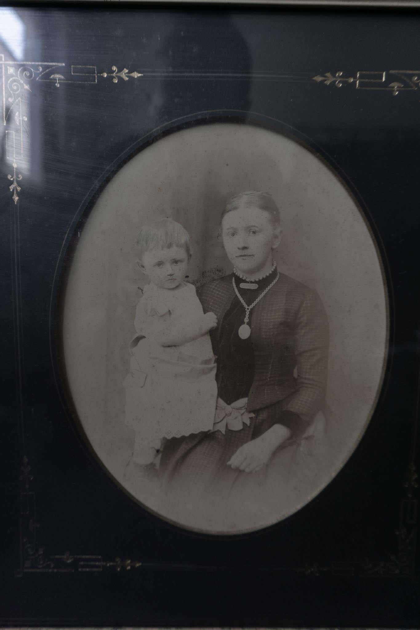 Antikes Porträt im originalen schwarzen Rahmen | ca. 1880–1900