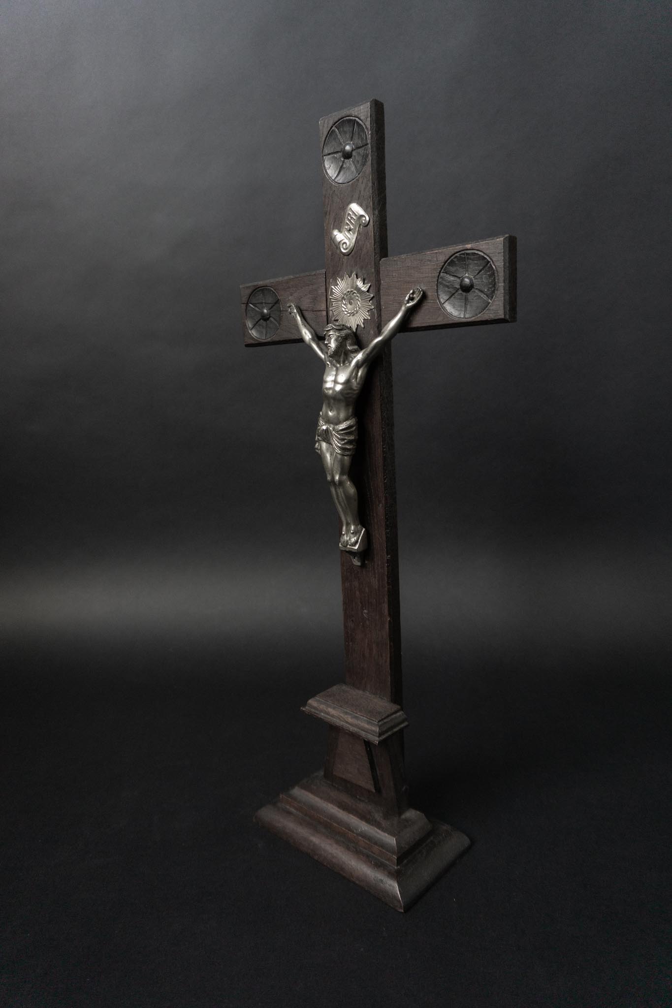 Vintage Standkruzifix aus Holz mit Metallkorpus