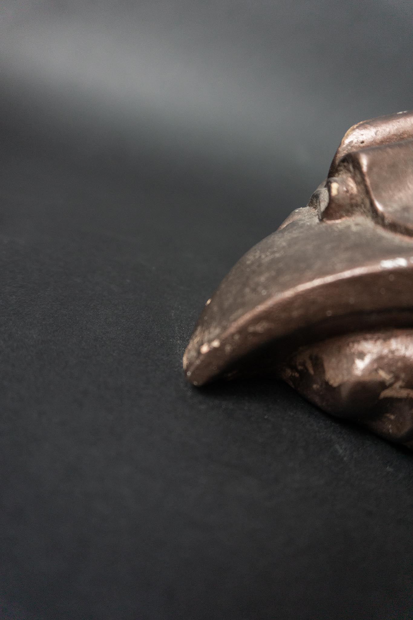 Vintage Madonna mit Kind aus Ton – sakrale Skulptur in bronzierter Optik