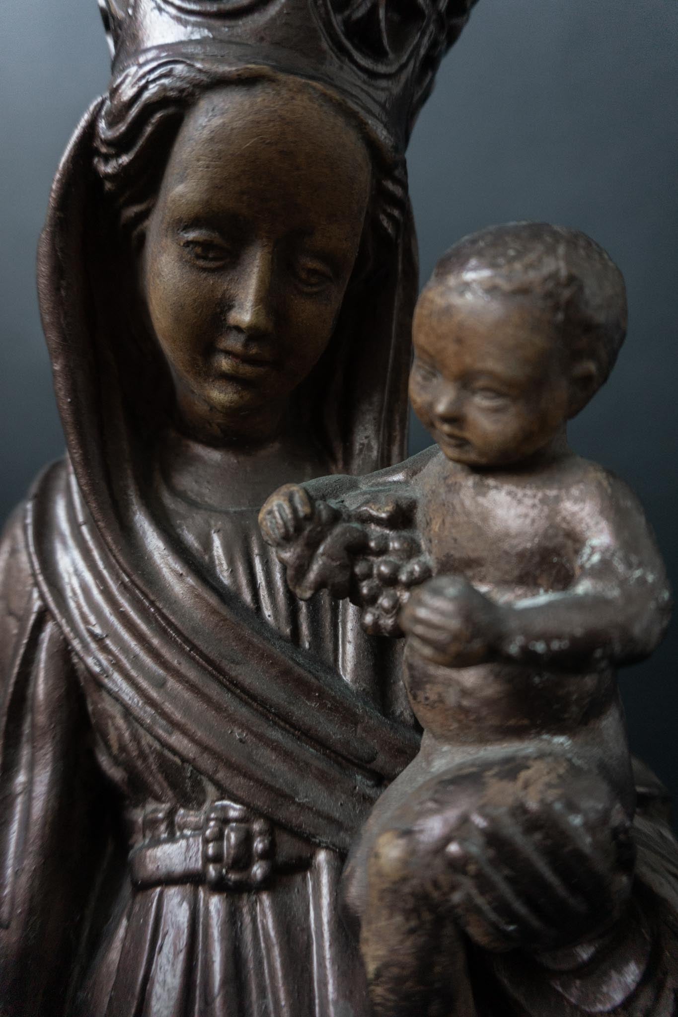Vintage Madonna mit Kind aus Ton – sakrale Skulptur in bronzierter Optik