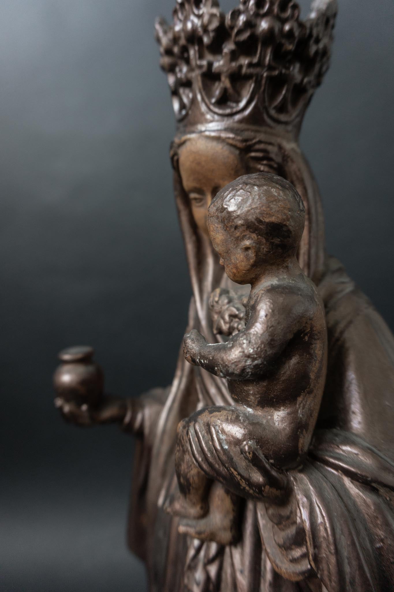 Vintage Madonna mit Kind aus Ton – sakrale Skulptur in bronzierter Optik