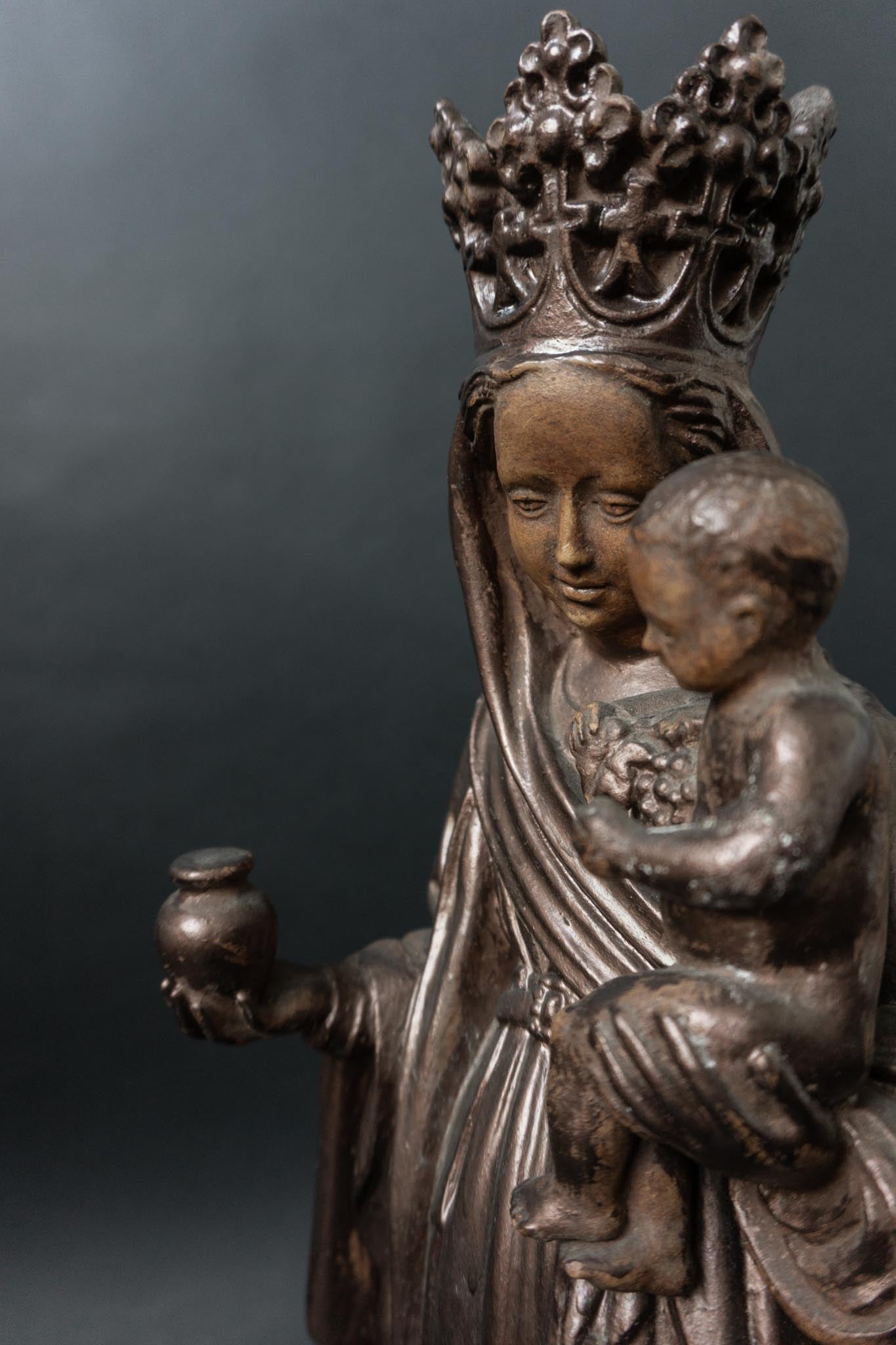 Vintage Madonna mit Kind aus Ton – sakrale Skulptur in bronzierter Optik