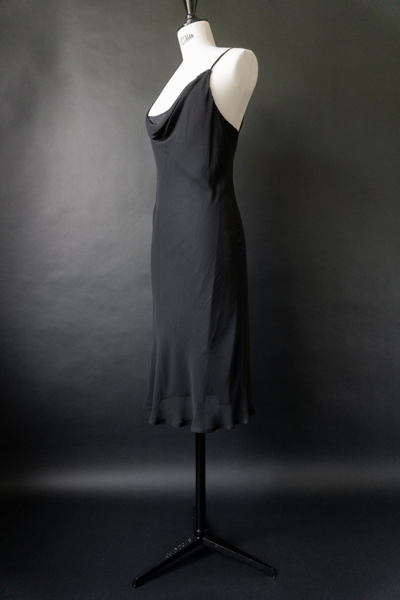 Vintage Slip Dress aus schwarzem Chiffon mit Wasserfallausschnitt, S–M