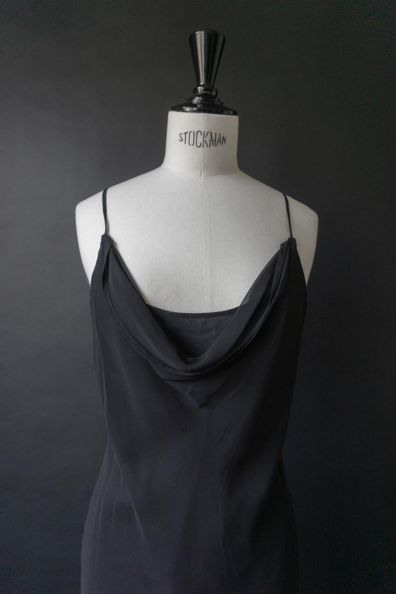 Vintage Slip Dress aus schwarzem Chiffon mit Wasserfallausschnitt, S–M