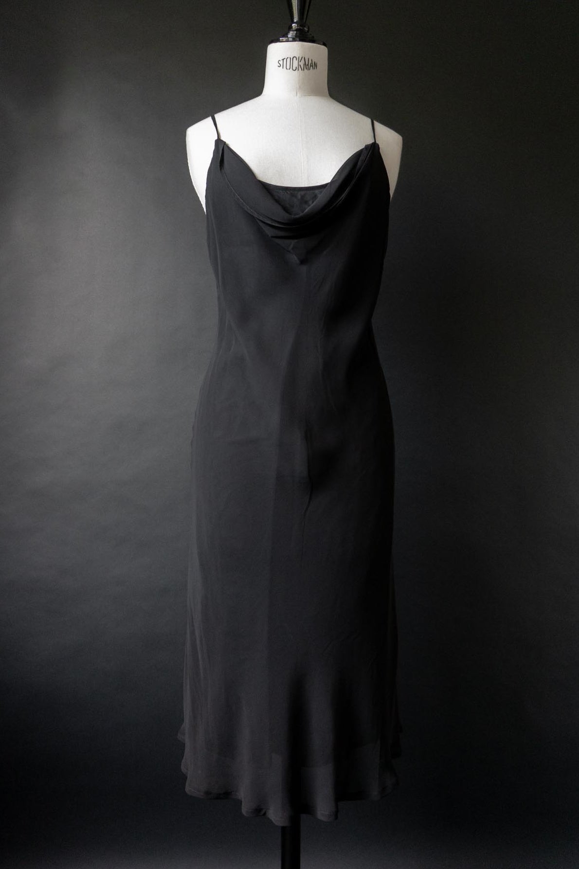 Vintage Slip Dress aus schwarzem Chiffon mit Wasserfallausschnitt, S–M