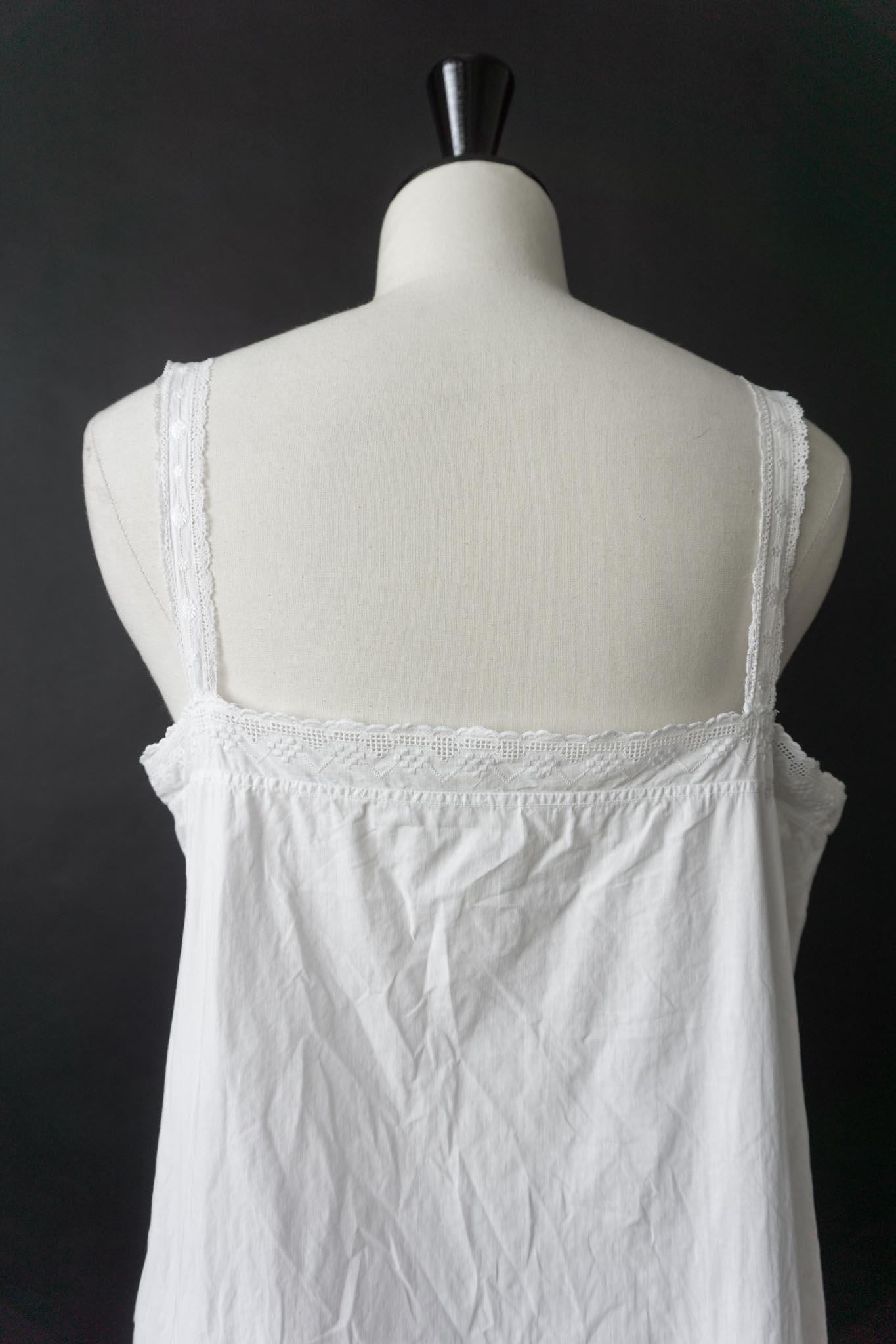 Antikes Leinenkleid mit Spitzenträgern – ca. 1920er Jahre