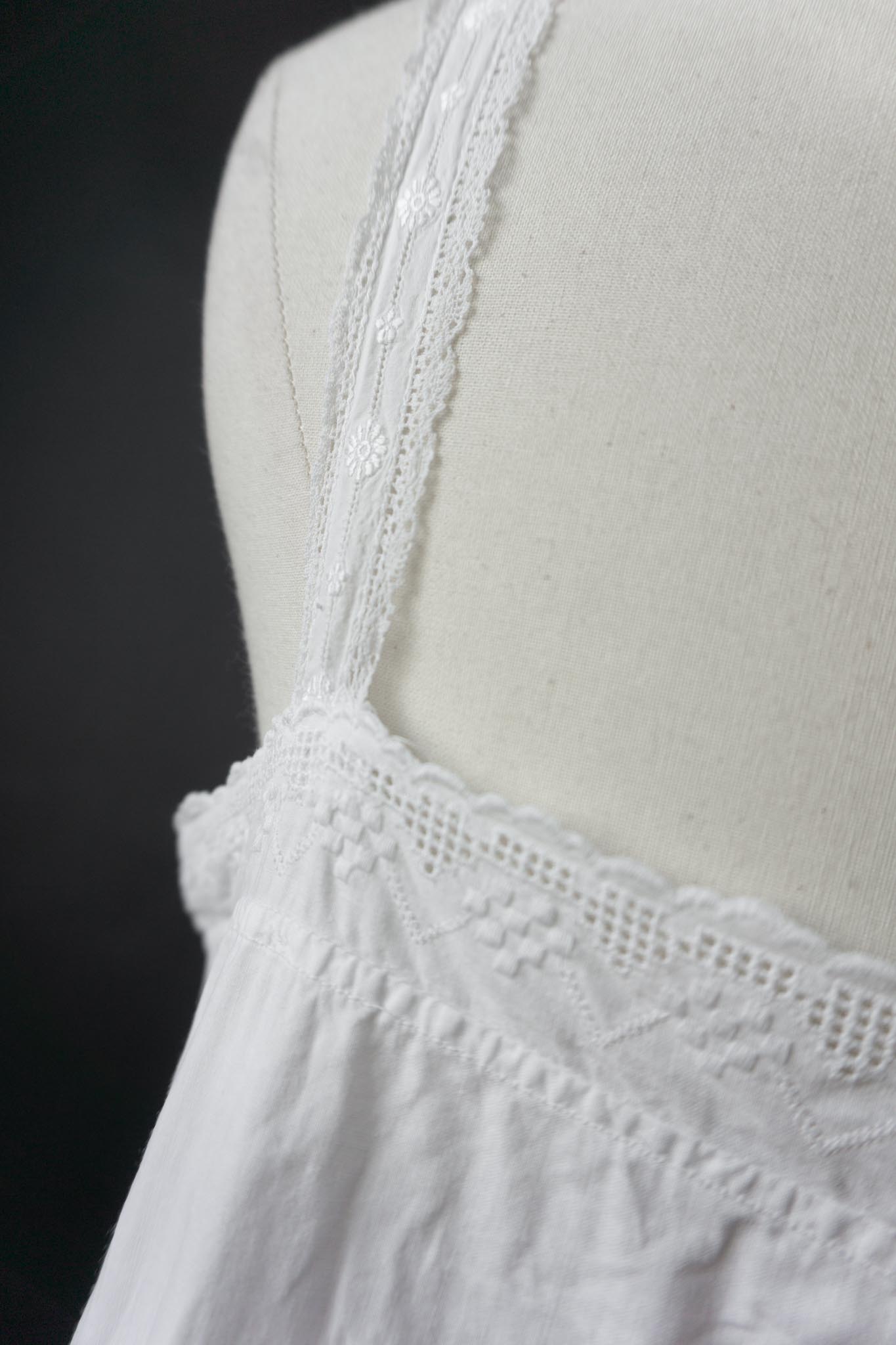 Antikes Leinenkleid mit Spitzenträgern – ca. 1920er Jahre