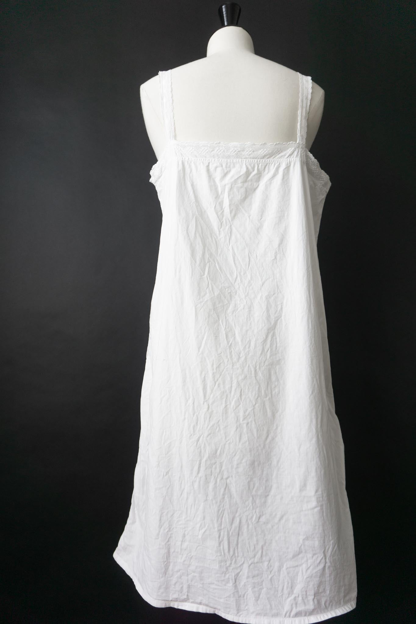 Antikes Leinenkleid mit Spitzenträgern – ca. 1920er Jahre