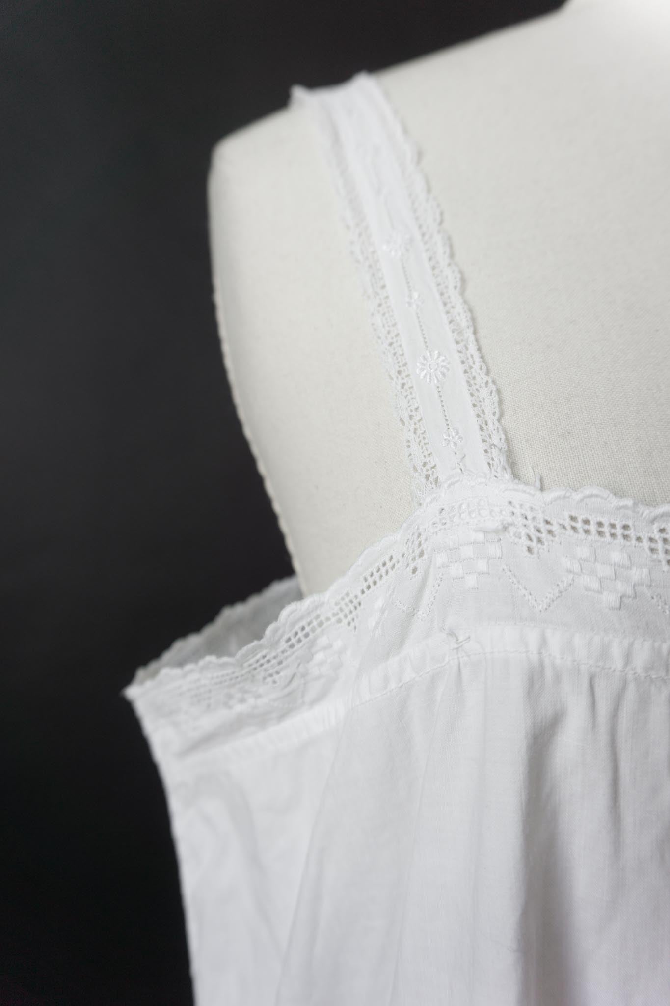 Antikes Leinenkleid mit Spitzenträgern – ca. 1920er Jahre